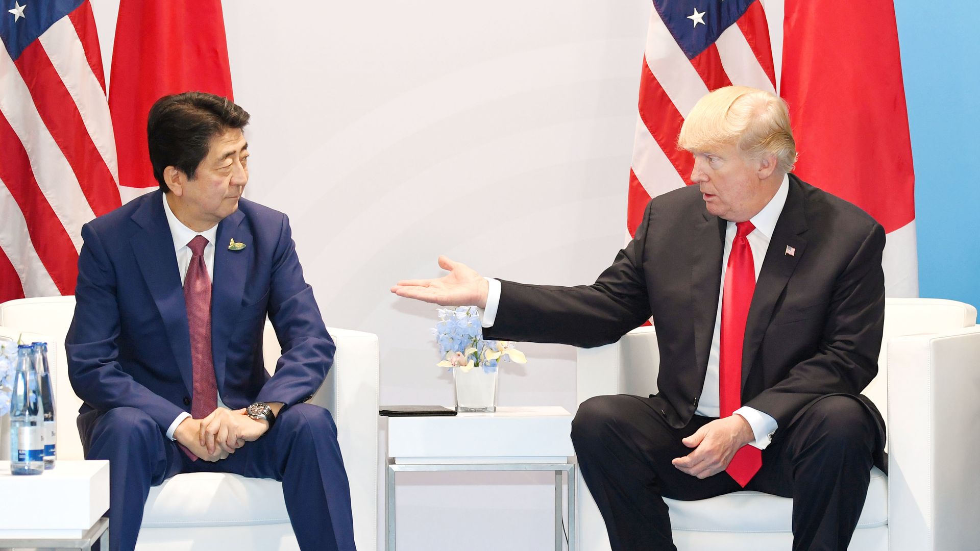Trump gestures to Abe