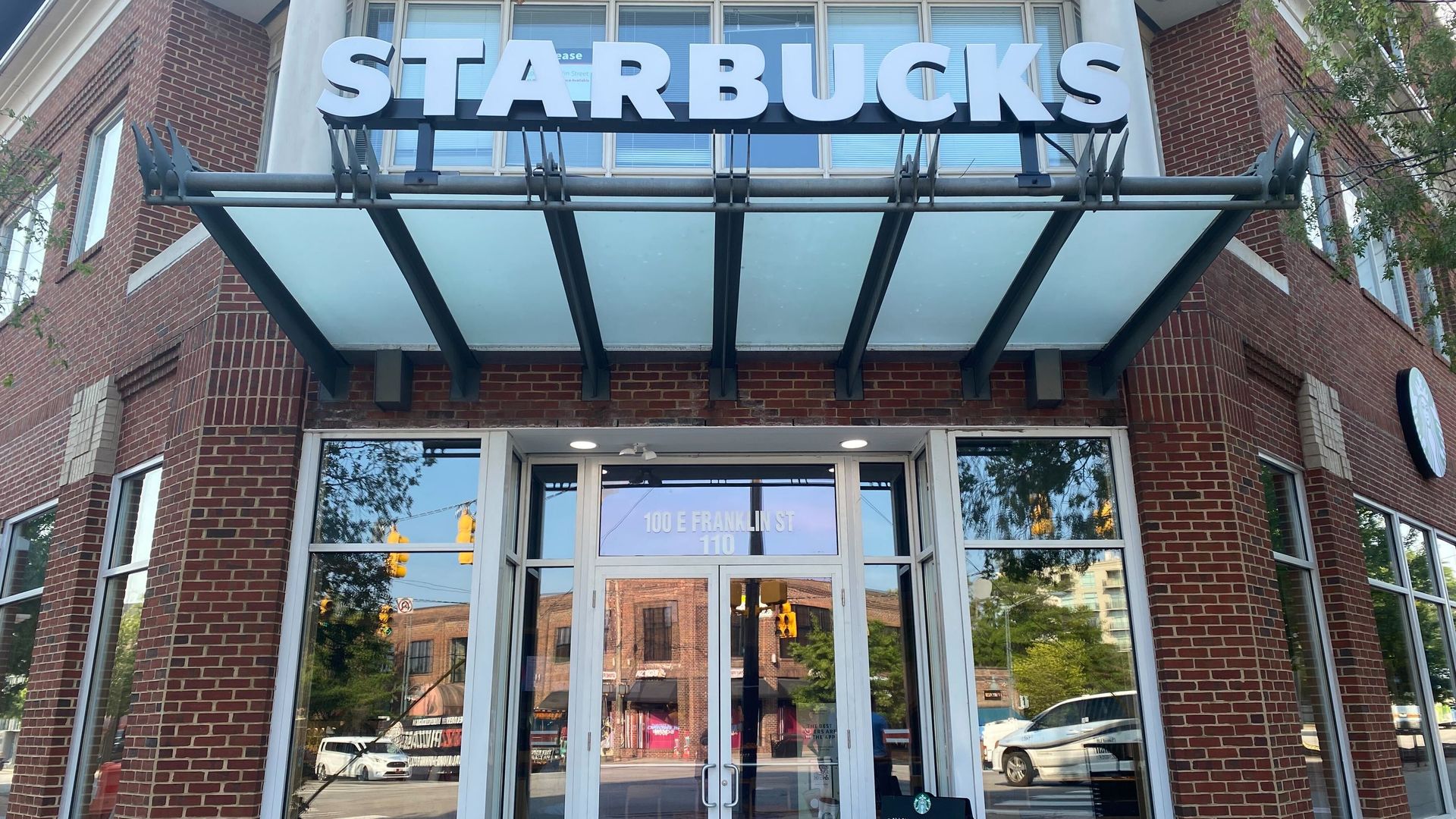 The outside of a Starbucks on Franklin Street 