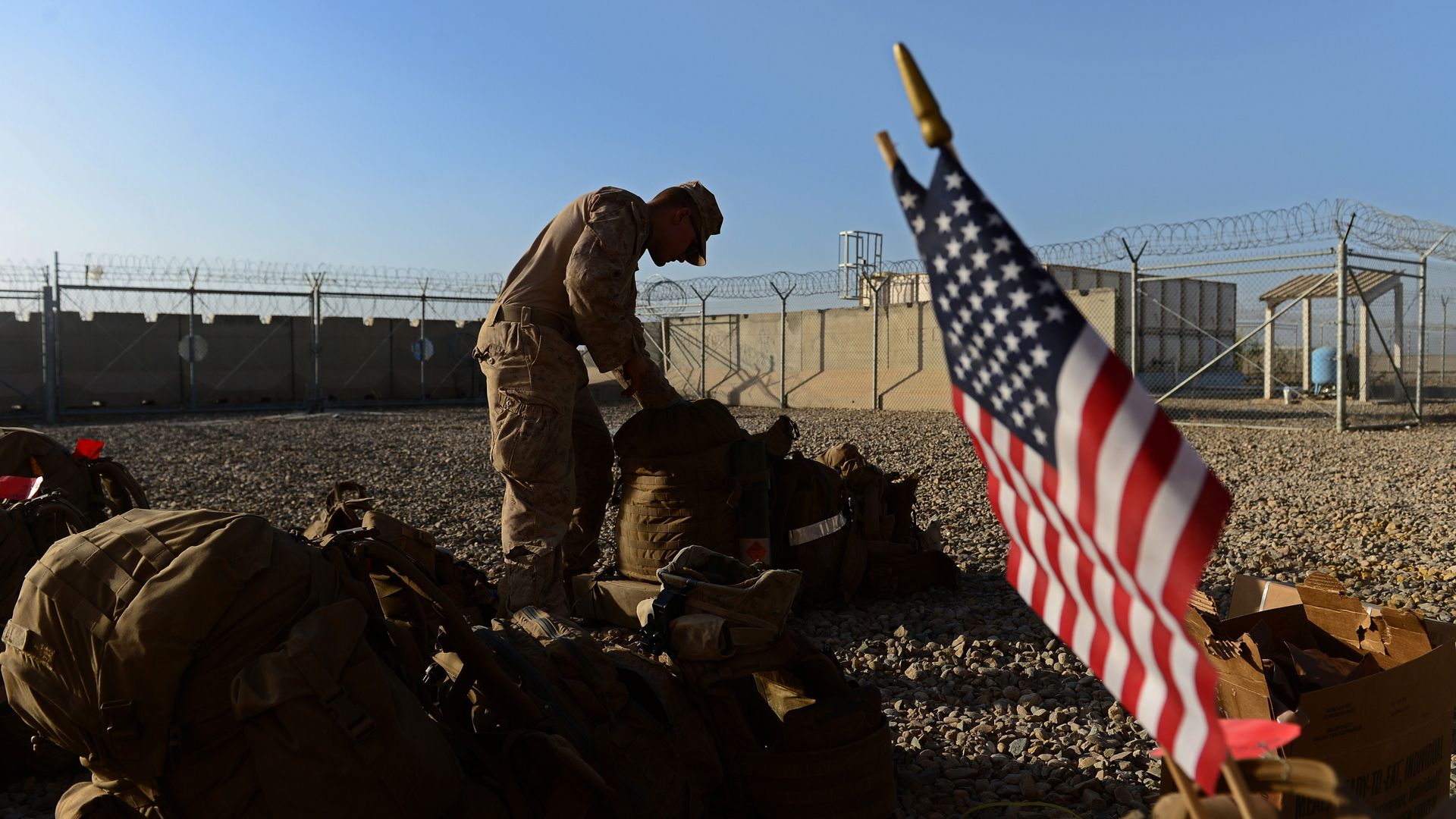 アフガニスタンの軍事収容所にいる米海兵隊員。 写真：Wakil Kohsar WAKIL / AFP /ゲッティイメージズ