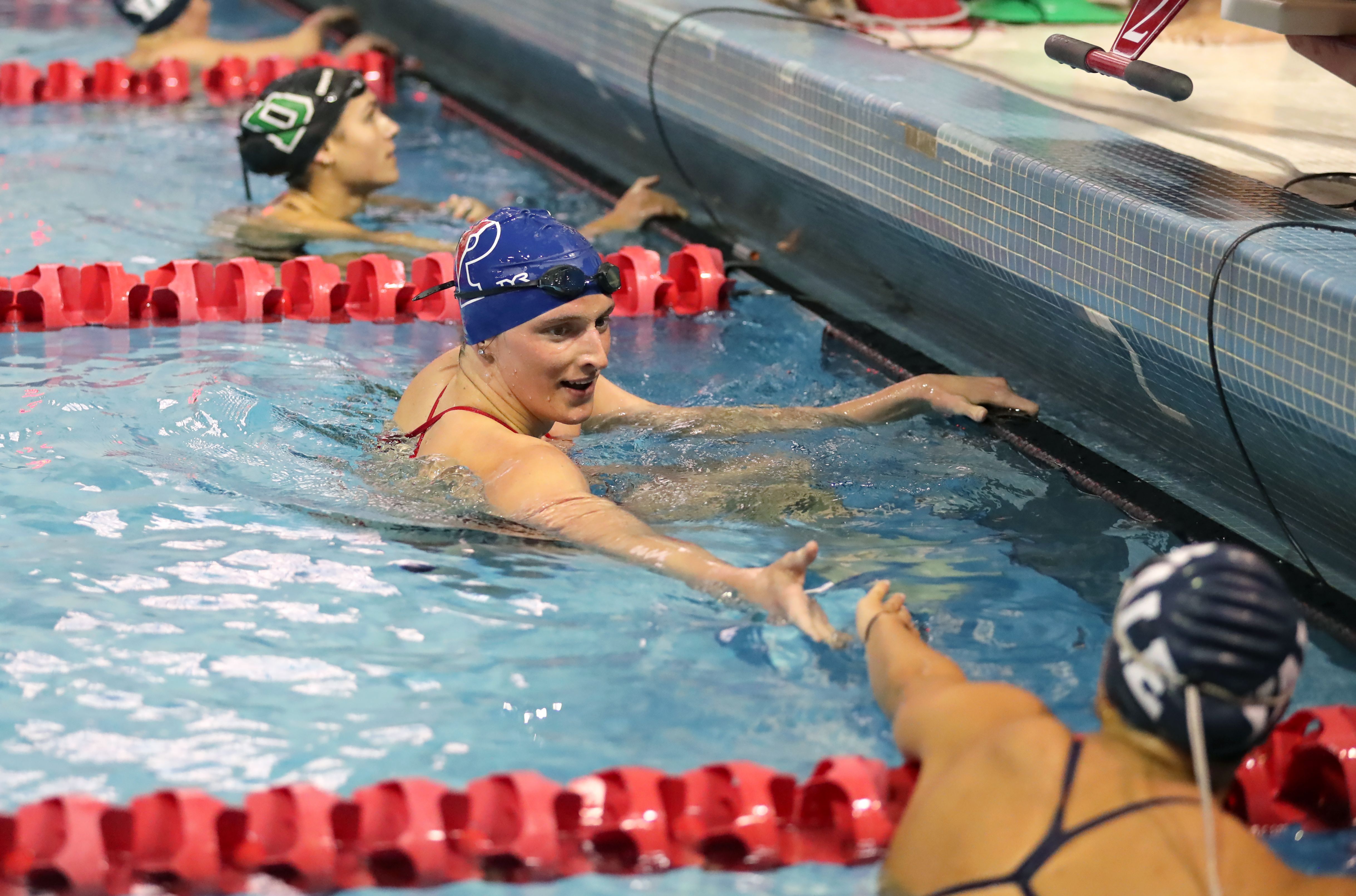 Picture of Lia Thomas shaking hands with another swimmer in a pool