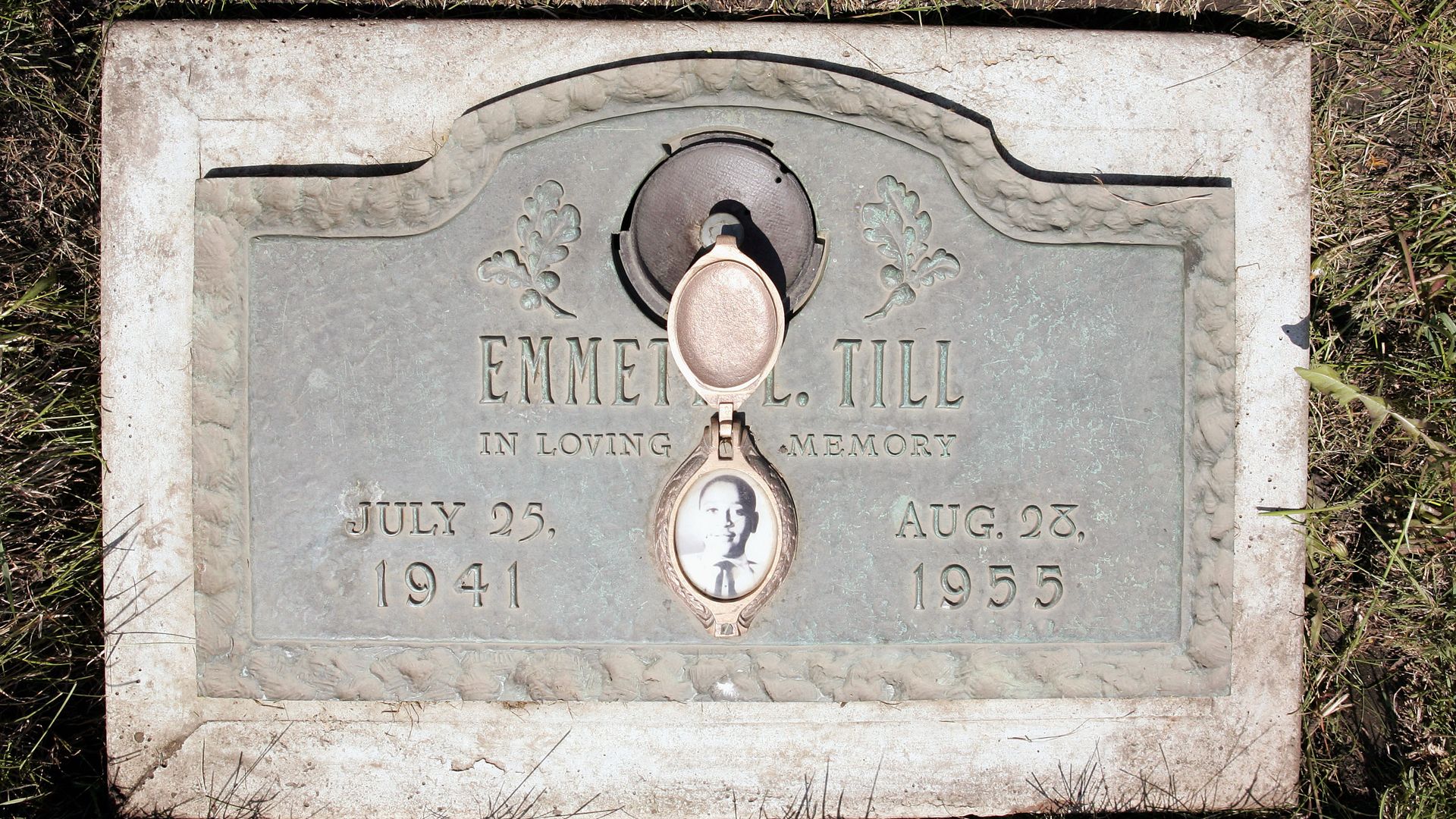 Photo of Emmett Till's gravestone