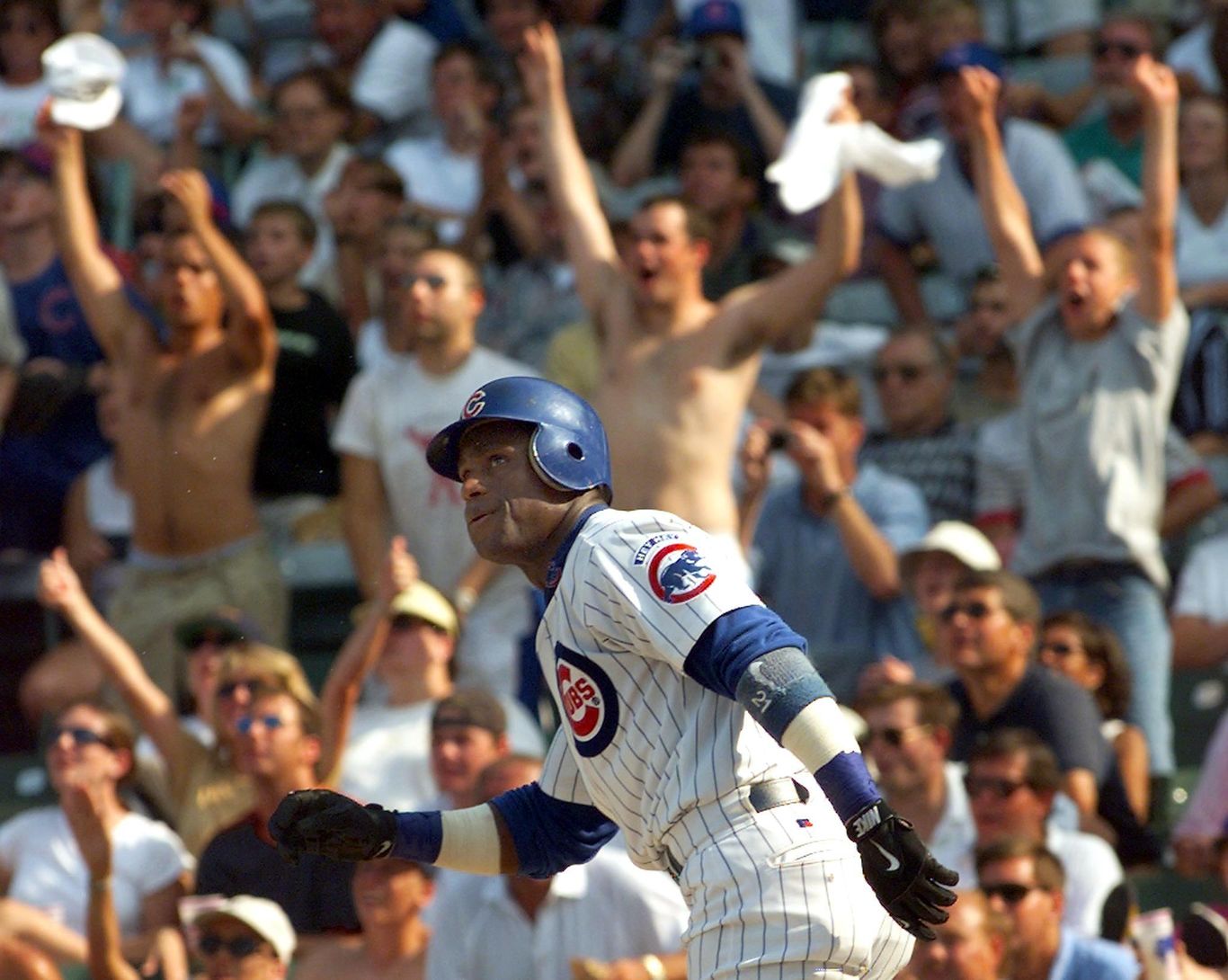 Fans cheer as Sosa returns to baseball