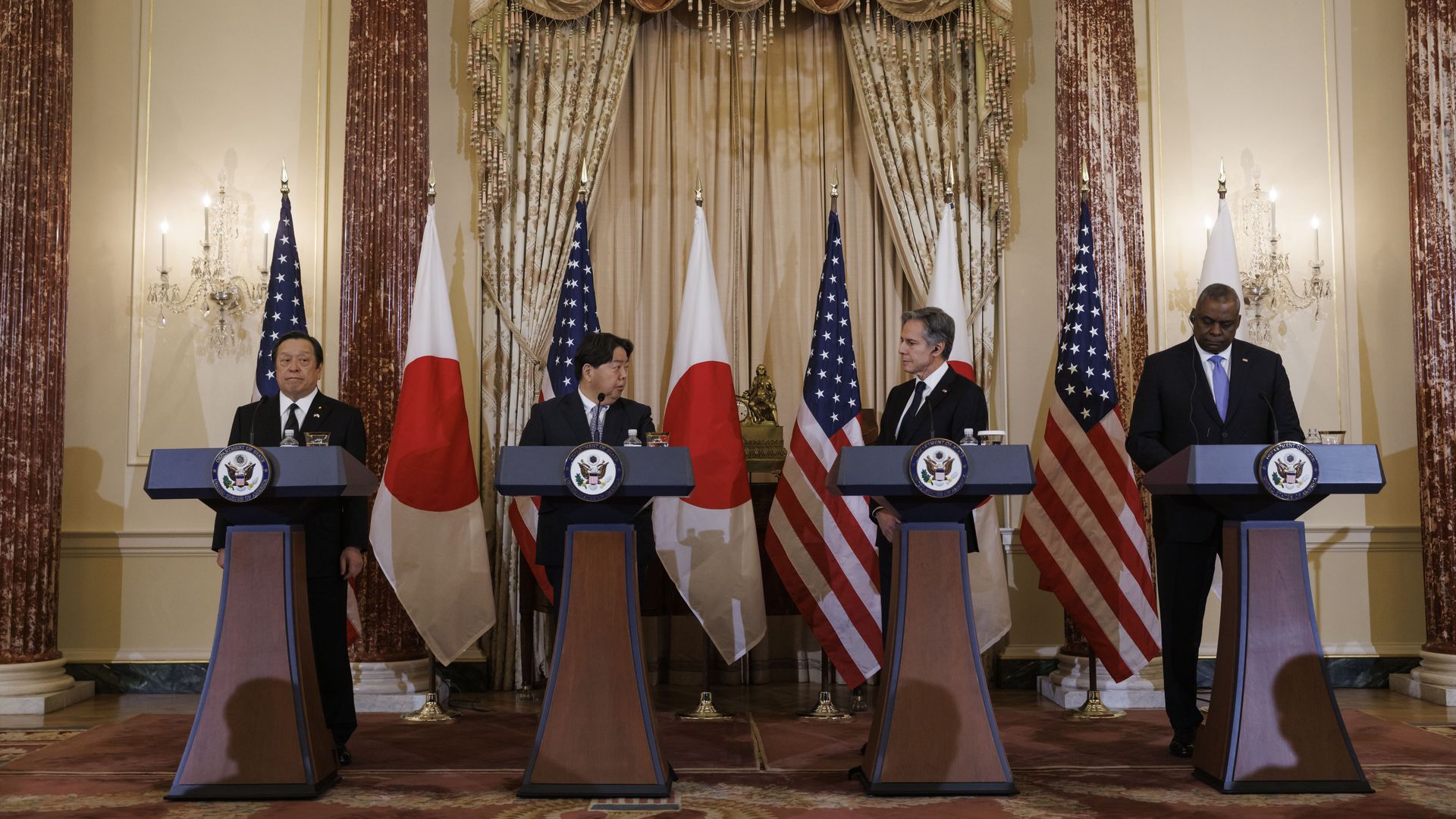 Двусторонние переговоры. Япония и США. Delegation of the USA and Japan a meeting was held.