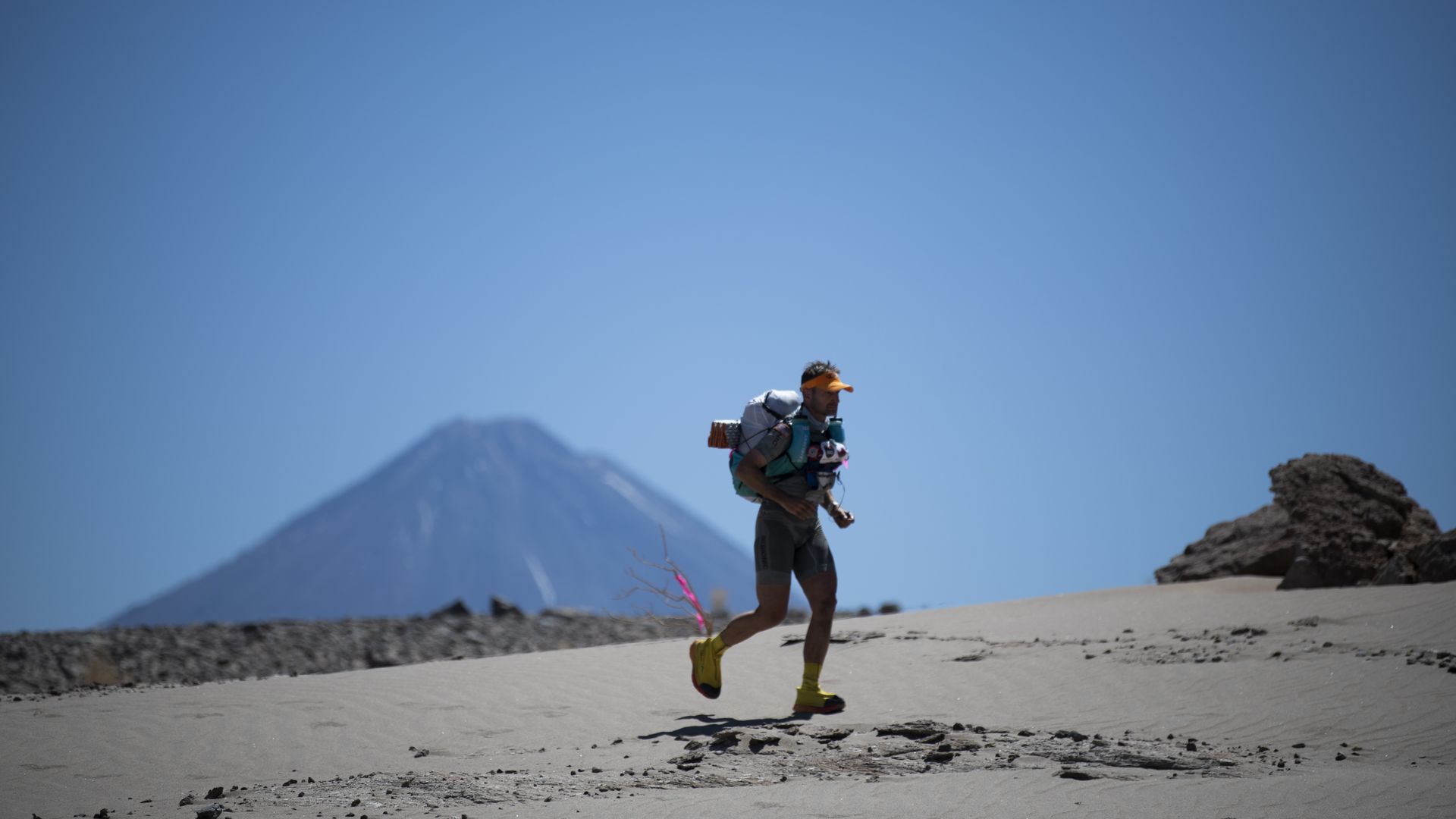 Matt Cavanaugh races across a desert with a backpack.