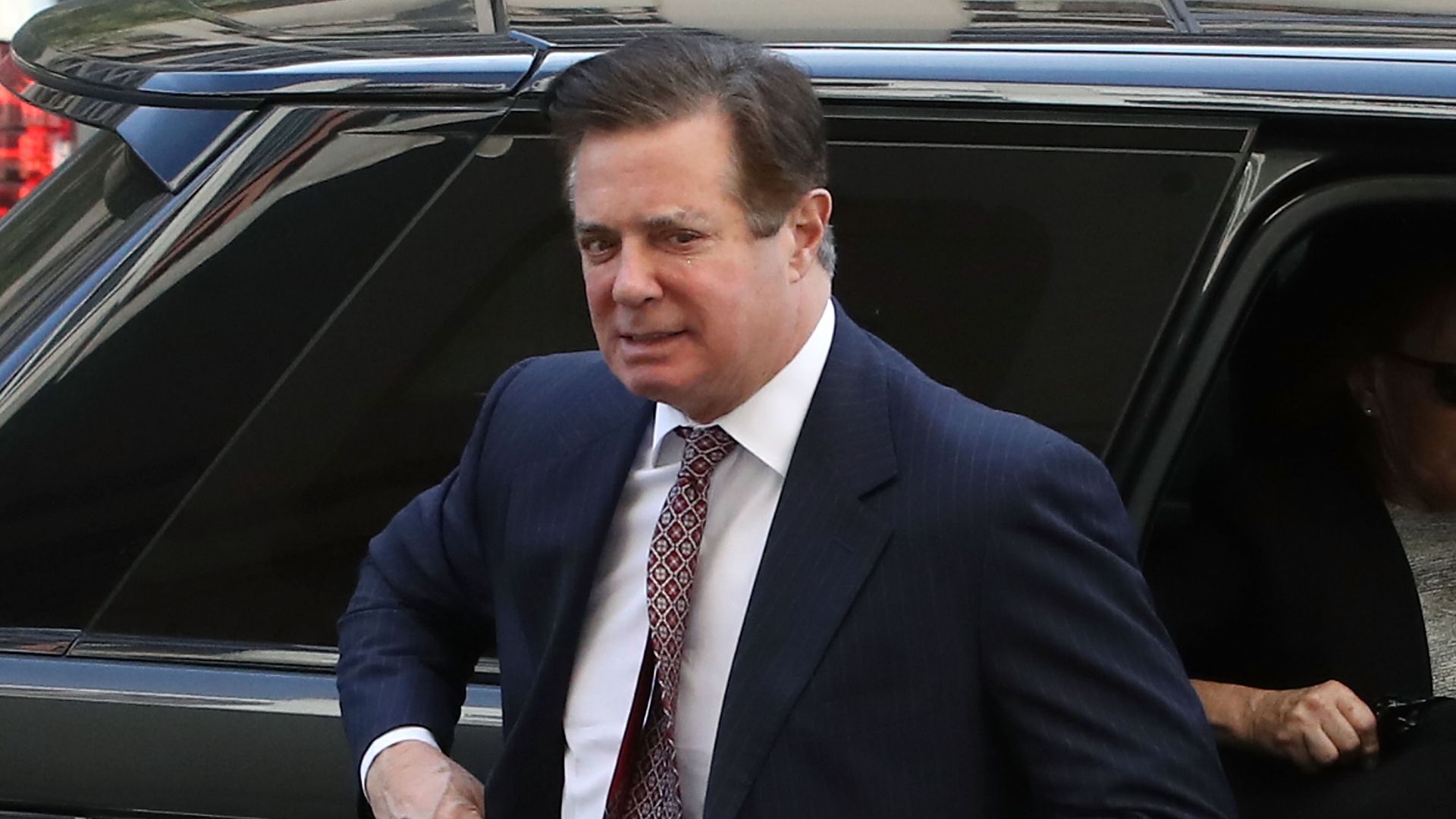 Paul Manafort exits car looking confused.
