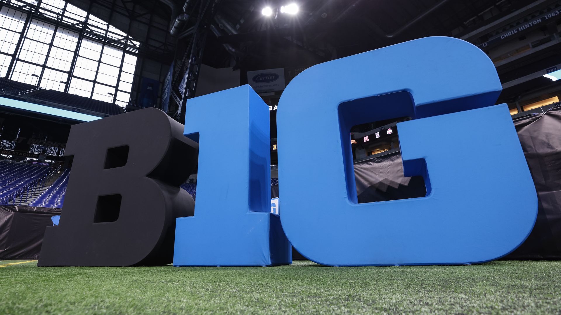 Photo of a big sculpture that says "B1G"