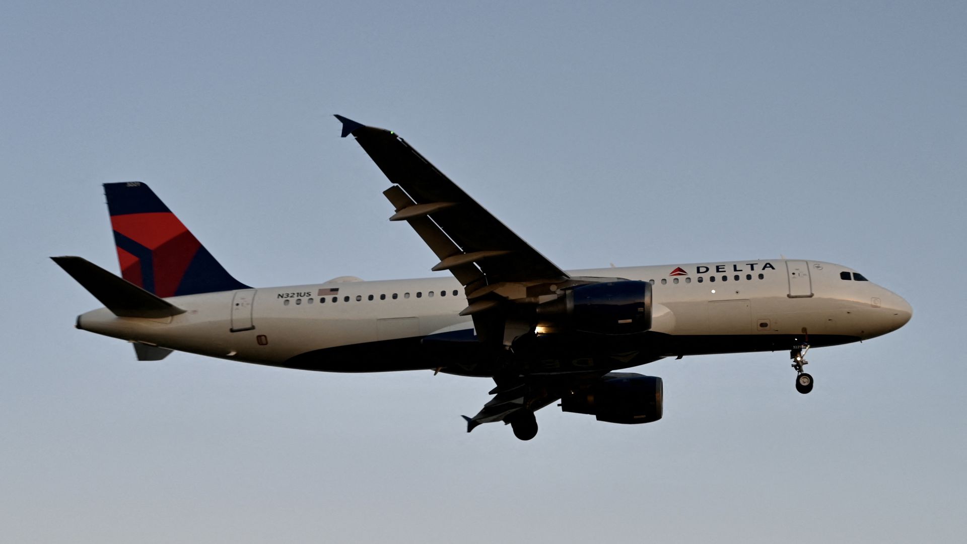 A Delta airlines Airbus 320 approaches Ronald Reagan Washington National Airport