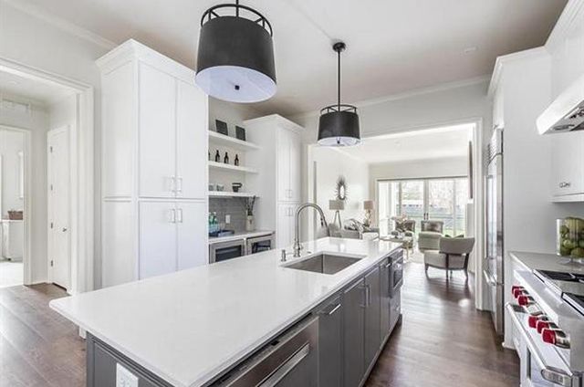 4700 Woodlark Lane kitchen