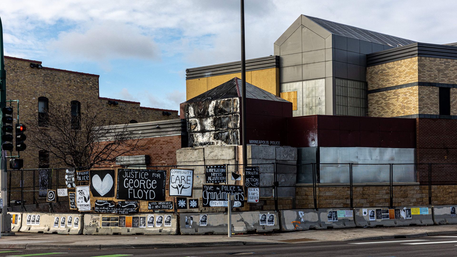 minneapolis third precinct building borded up and fenced