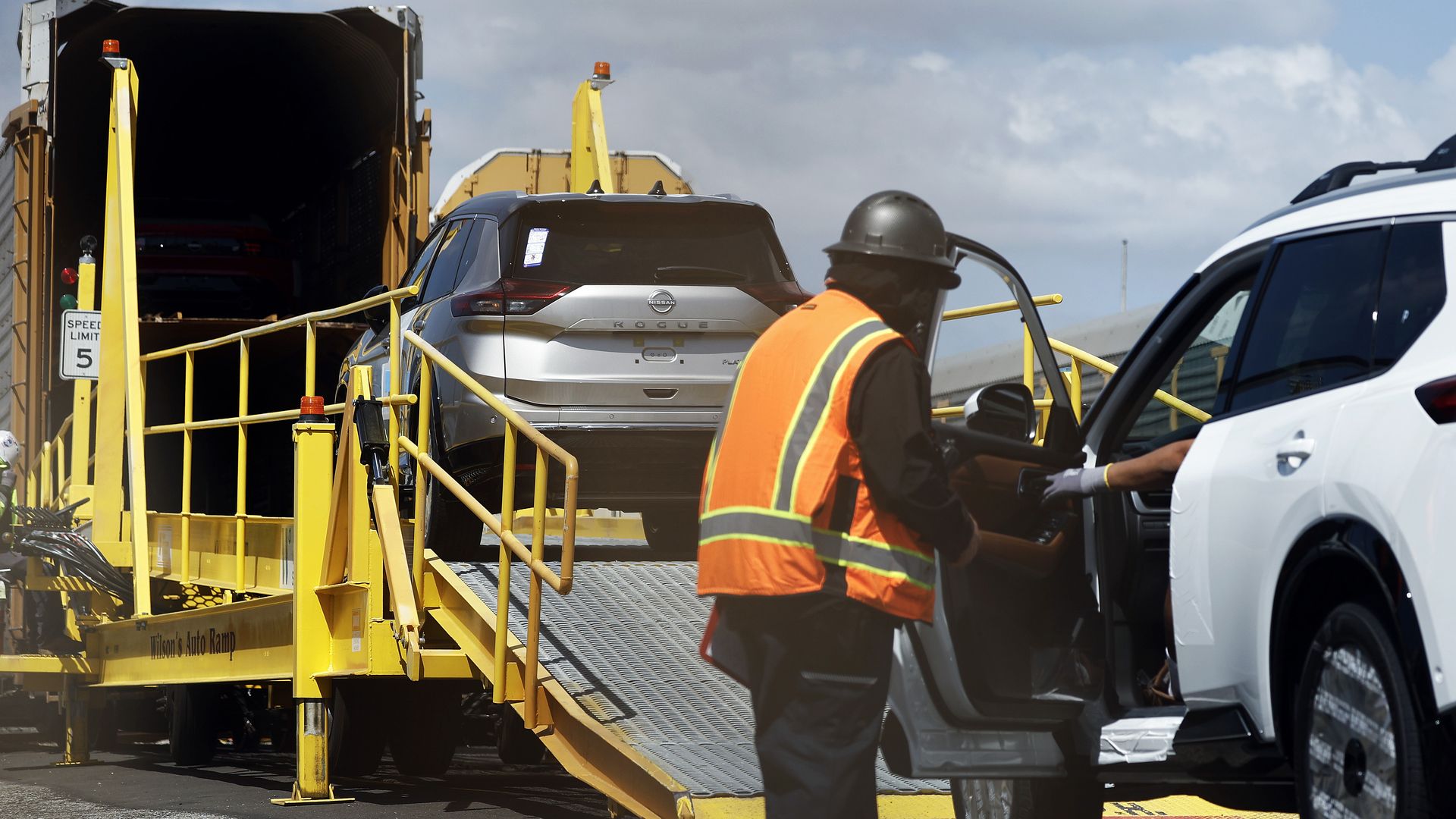 خودروهای جدید نیسان که از یک پایانه پردازش خودرو در بندر لس آنجلس حمل می شوند. عکس: ماریو تاما/گتی ایمیجز