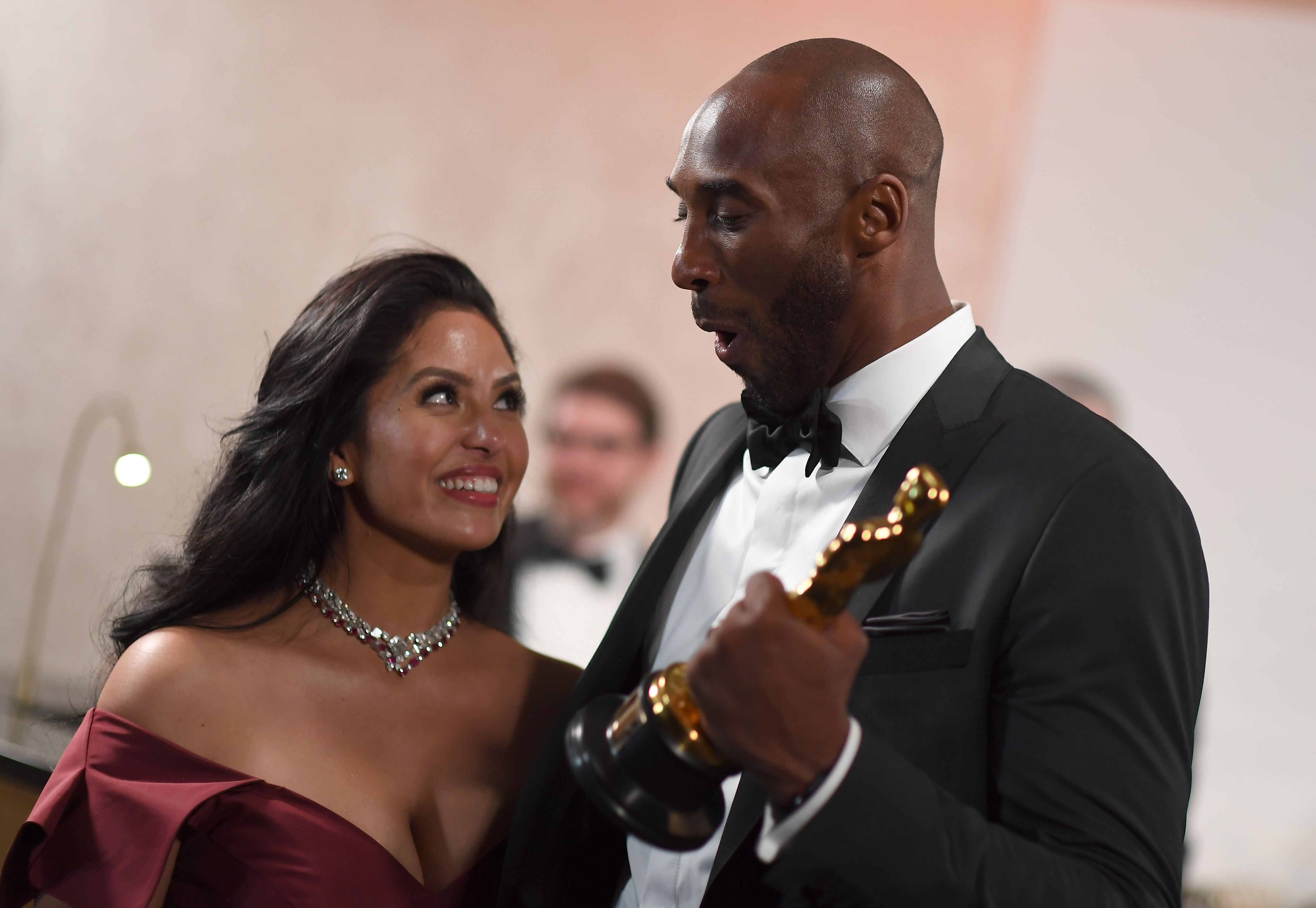  US actor and basketball player Kobe Bryant (R) holds an oscar beside his wife Vanessa Laine Bryant during the 90th Annual Academy Awards on March 4, 2018, in Hollywood, California.
