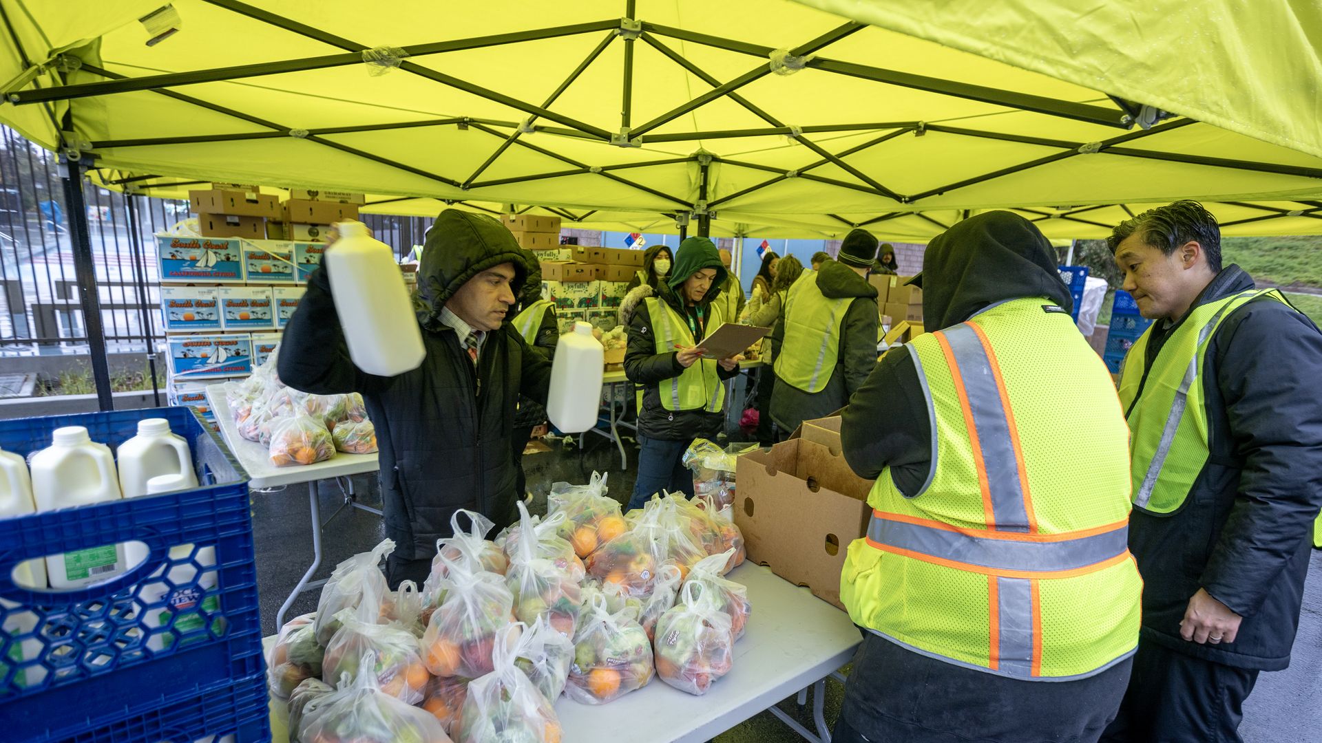 workers distribute food