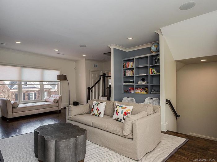 2015 Queens Rd W #0 lounge