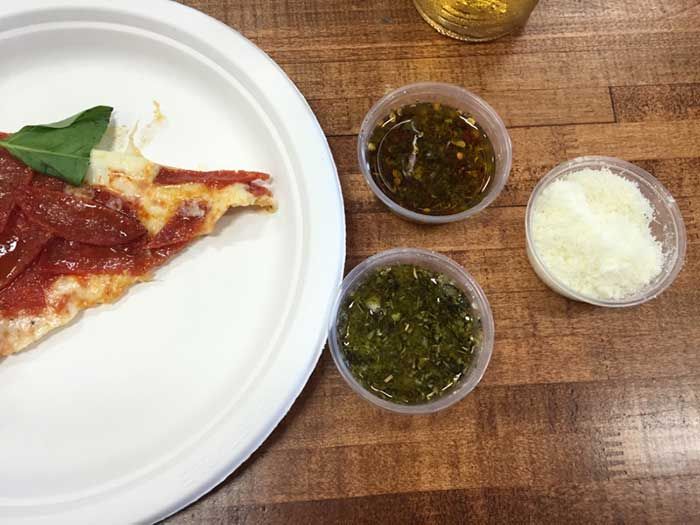 Alino-Pizzeria-Pizza-with-toppings