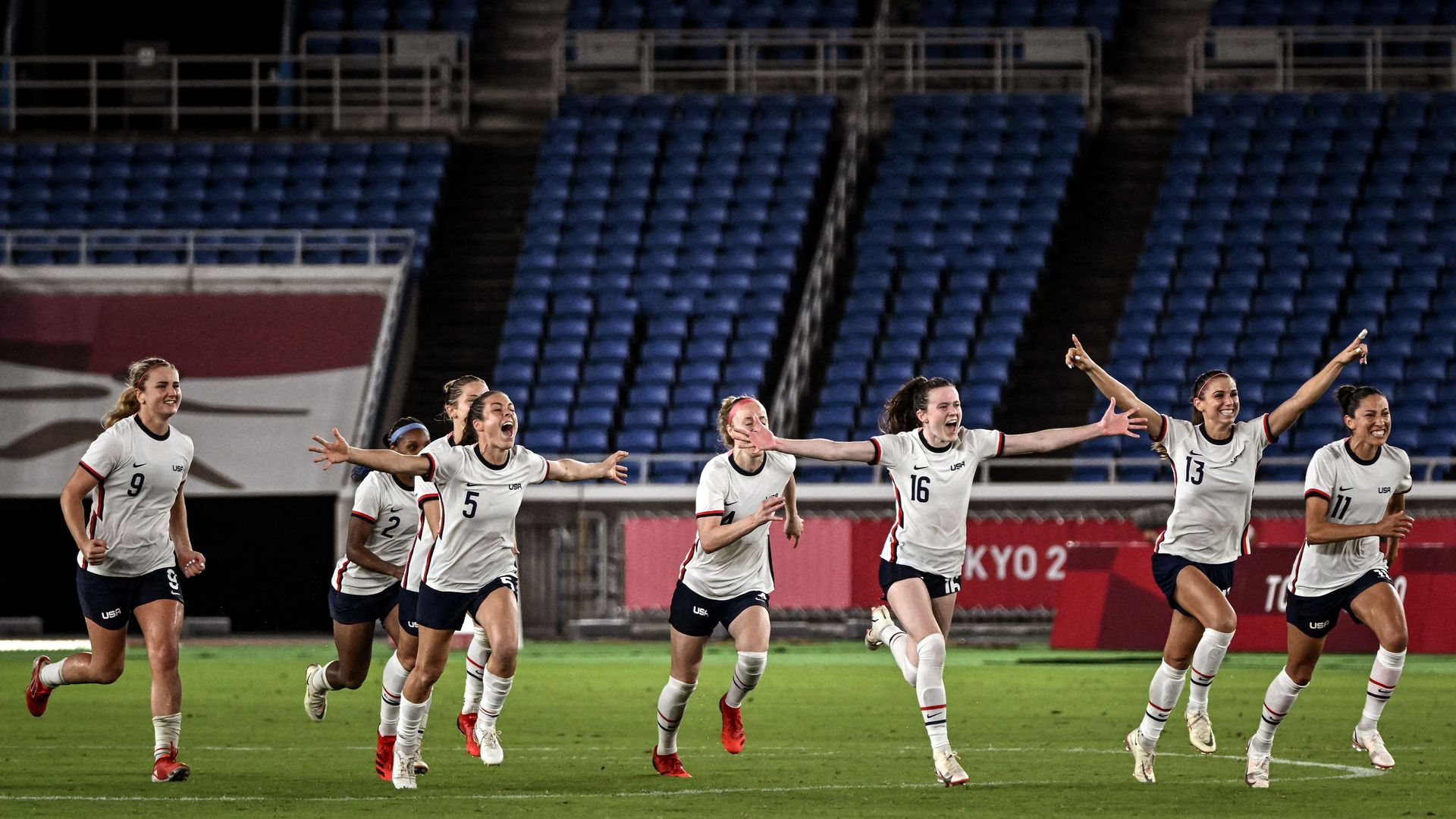 USA's players celebrate after winning the Tokyo 2020 Olympic Games women's quarter-final football match between Netherlands