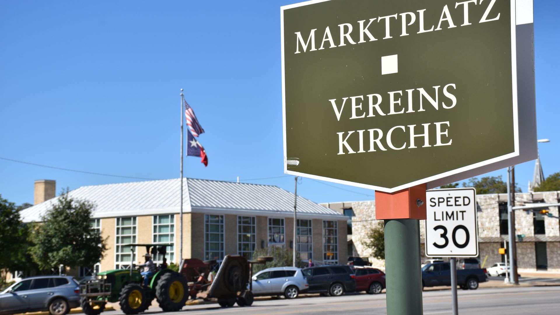 A road sign in German in Fredericksburg