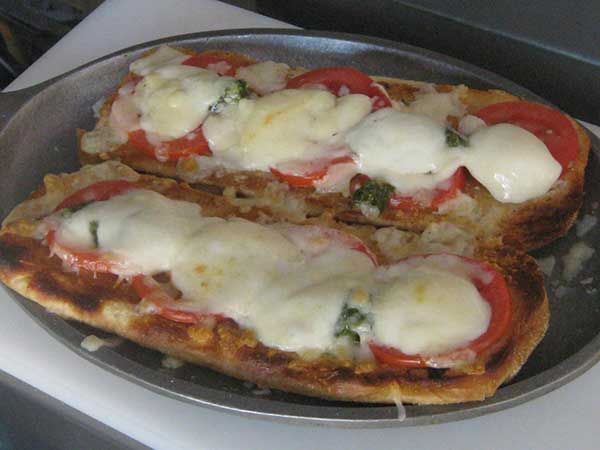 gourmet-goombahs-margherita-pizza