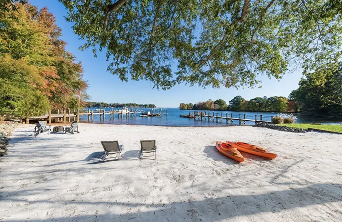 Strawberry Breeze beach