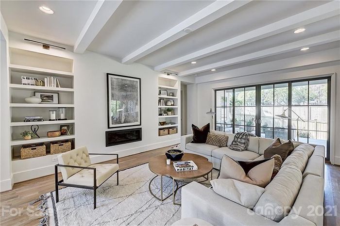 510 Poindexter Dr living room