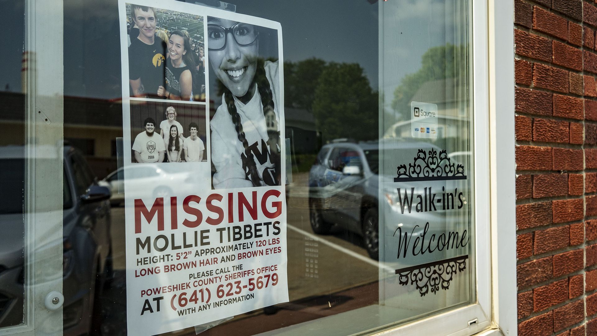A sign saying "Missing Mollie Tibbetts"