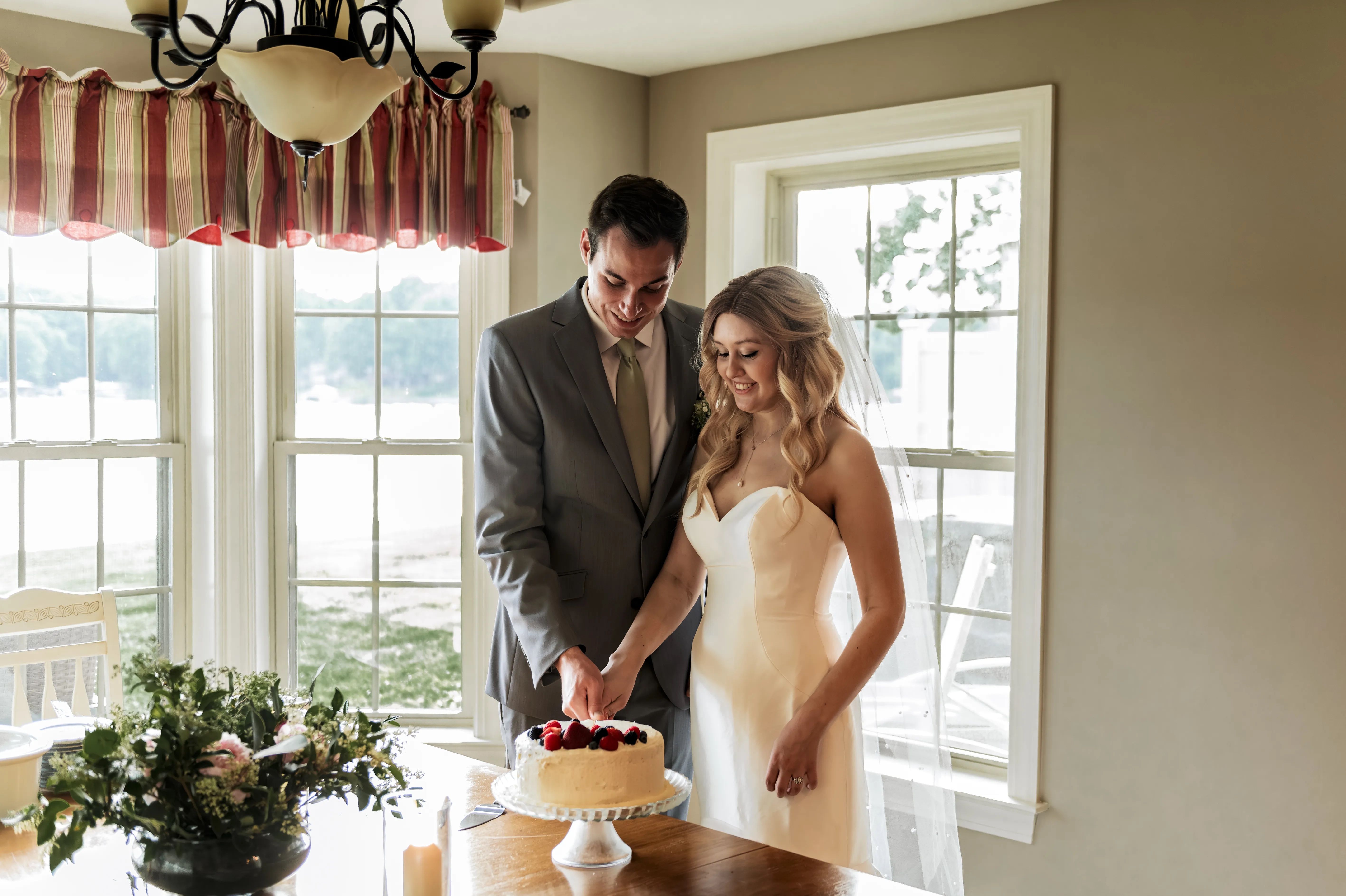 couple cutting a cake