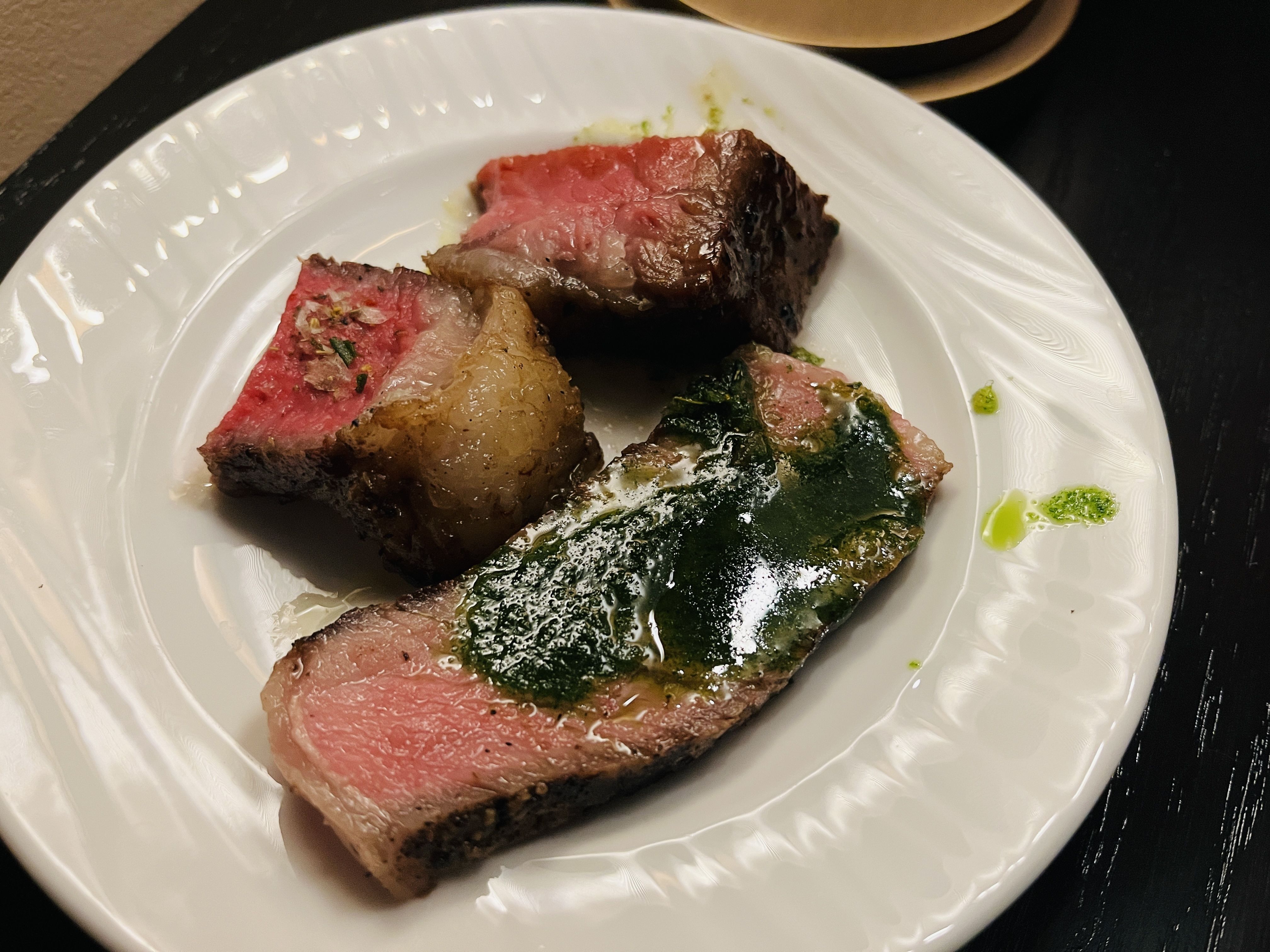 Photo of steak pieces on a plate 