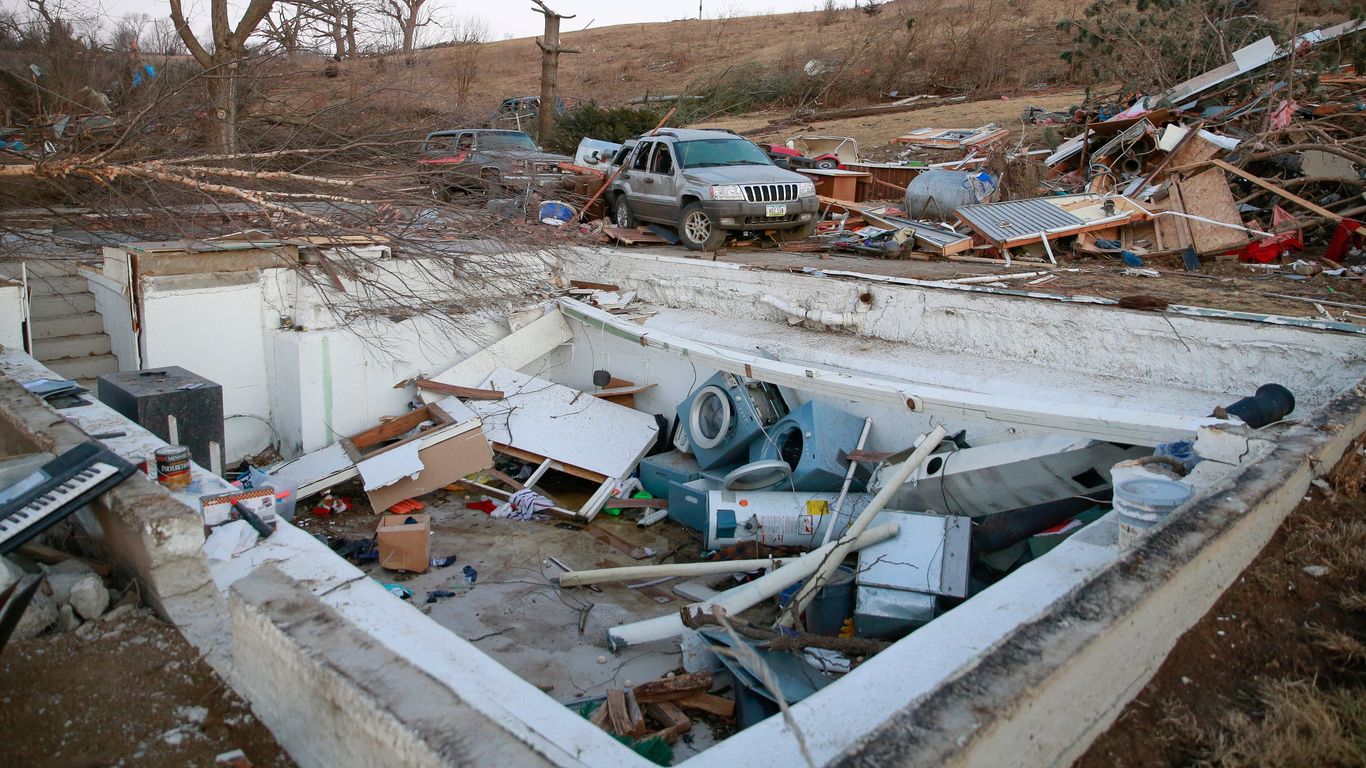 Iowa tornado leaves at least 7 people dead