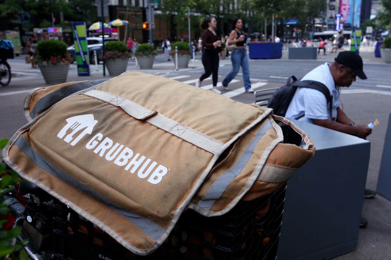 NYC DoorDash, Uber Eats drivers could earn $24 an hour - FreightWaves