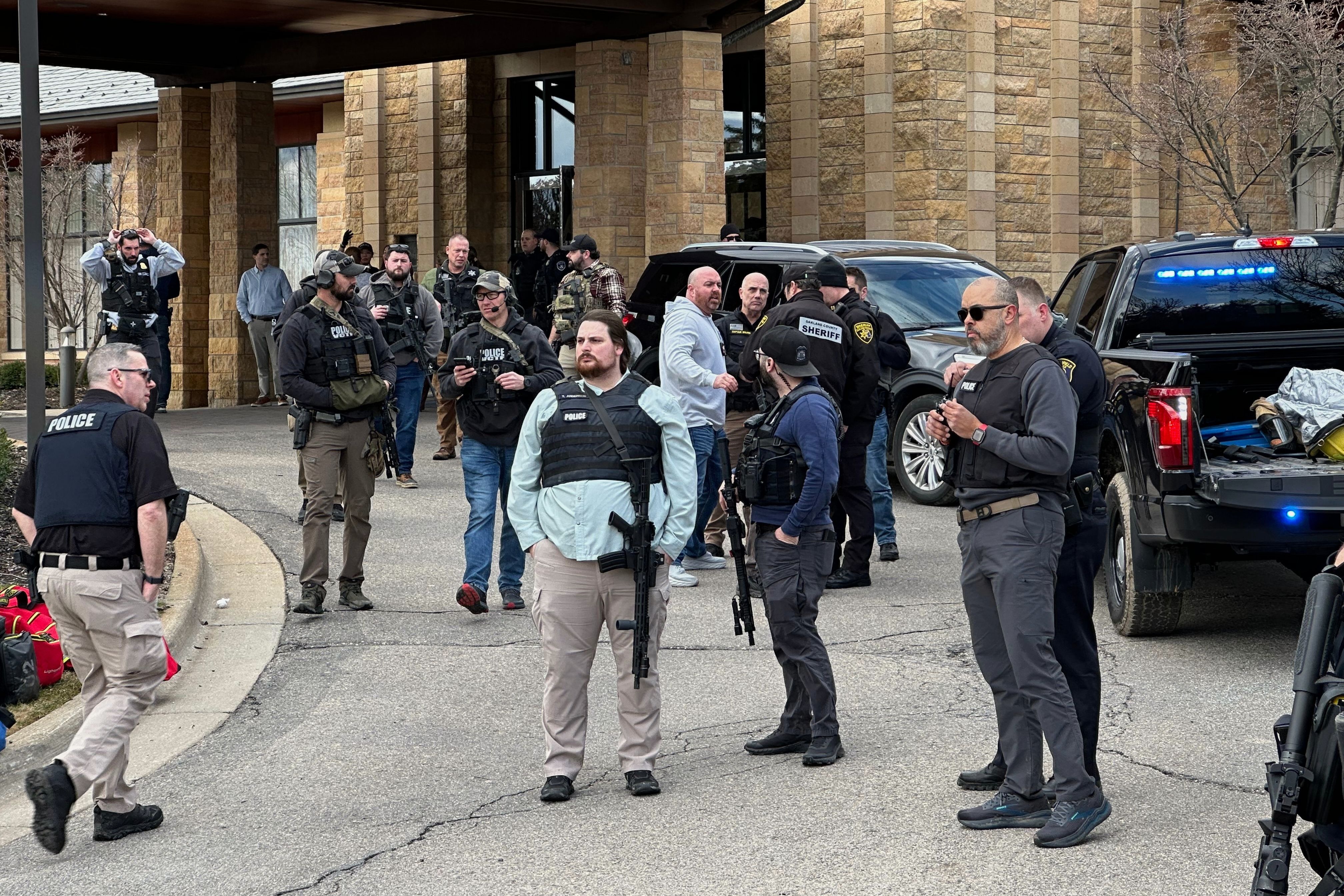 Police officers and cars standing in front of the entrance to the synagogue.