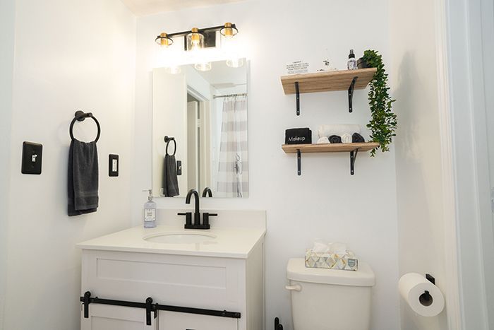 Top unit bathroom. Photo: Rico Marcelo/courtesy of Brandt and Rebecca Bronico