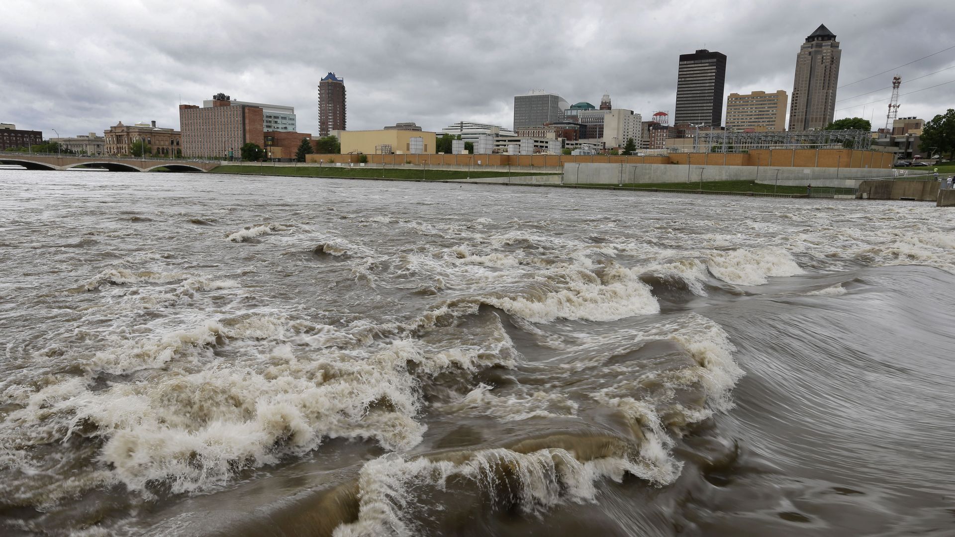 A photo of the Des Moines River.