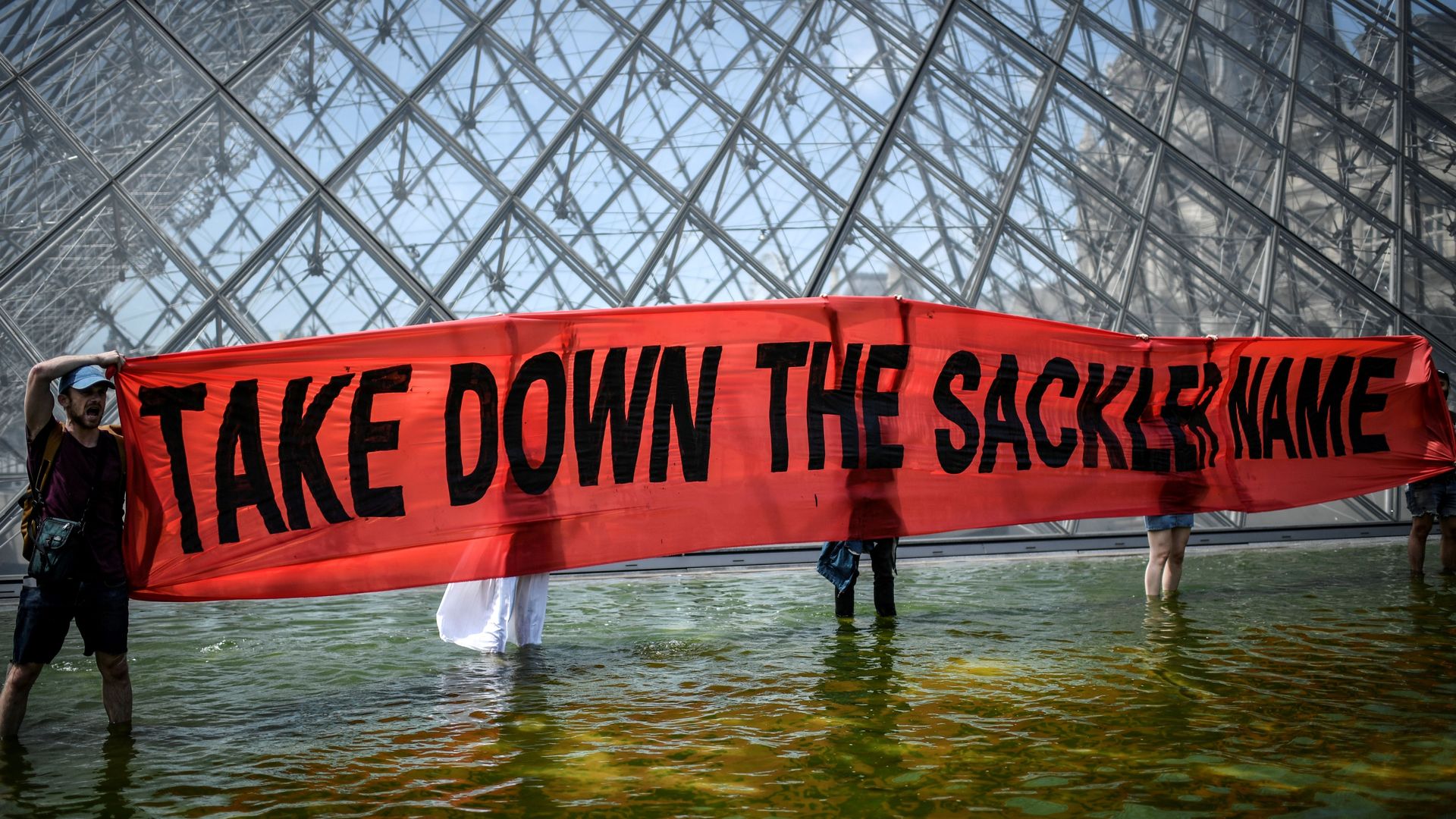 Protestors in front of the Louvre against the Sackler family