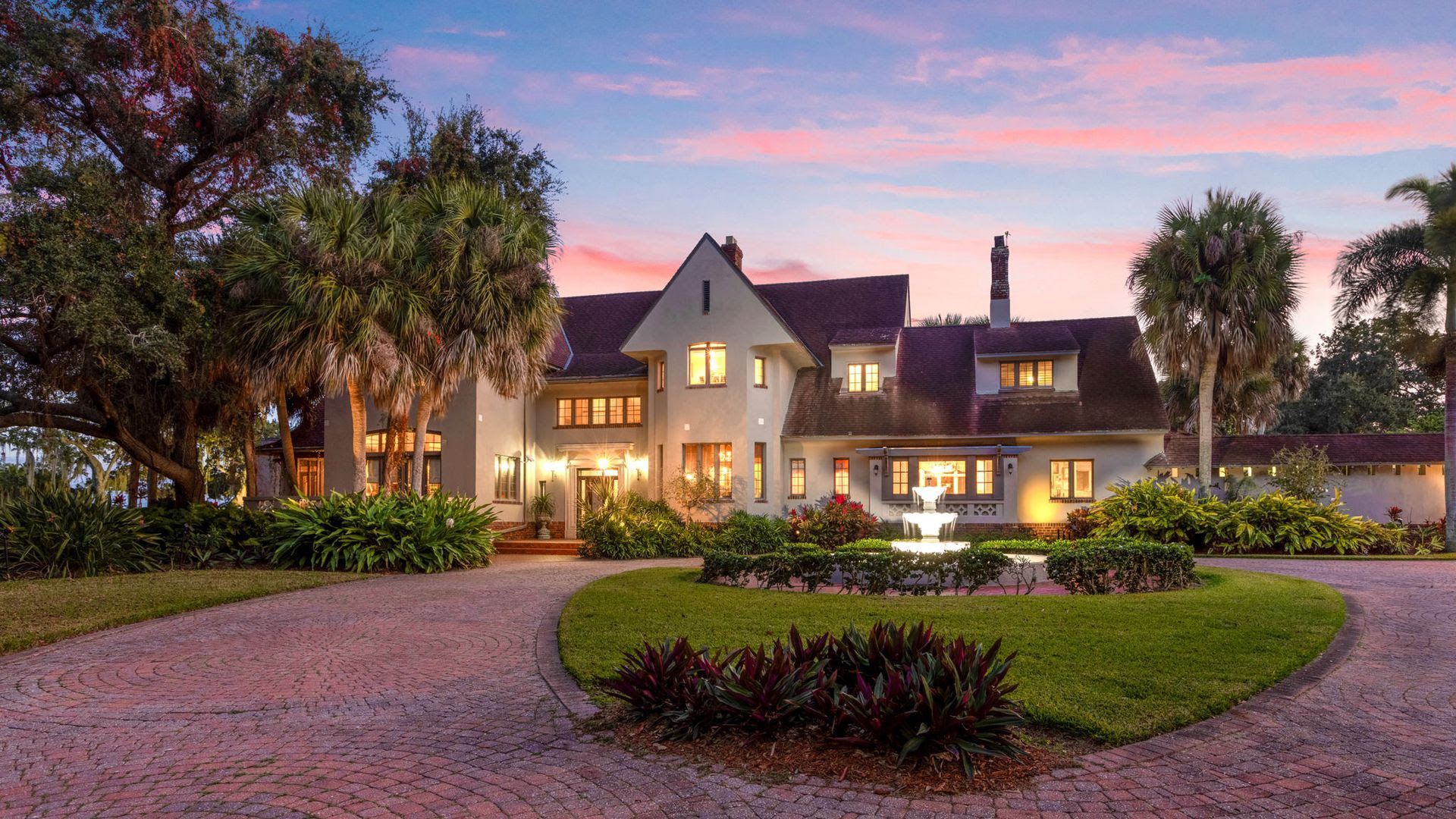 Housefront of a restored 1925 Rutland-Farley waterfront estate.