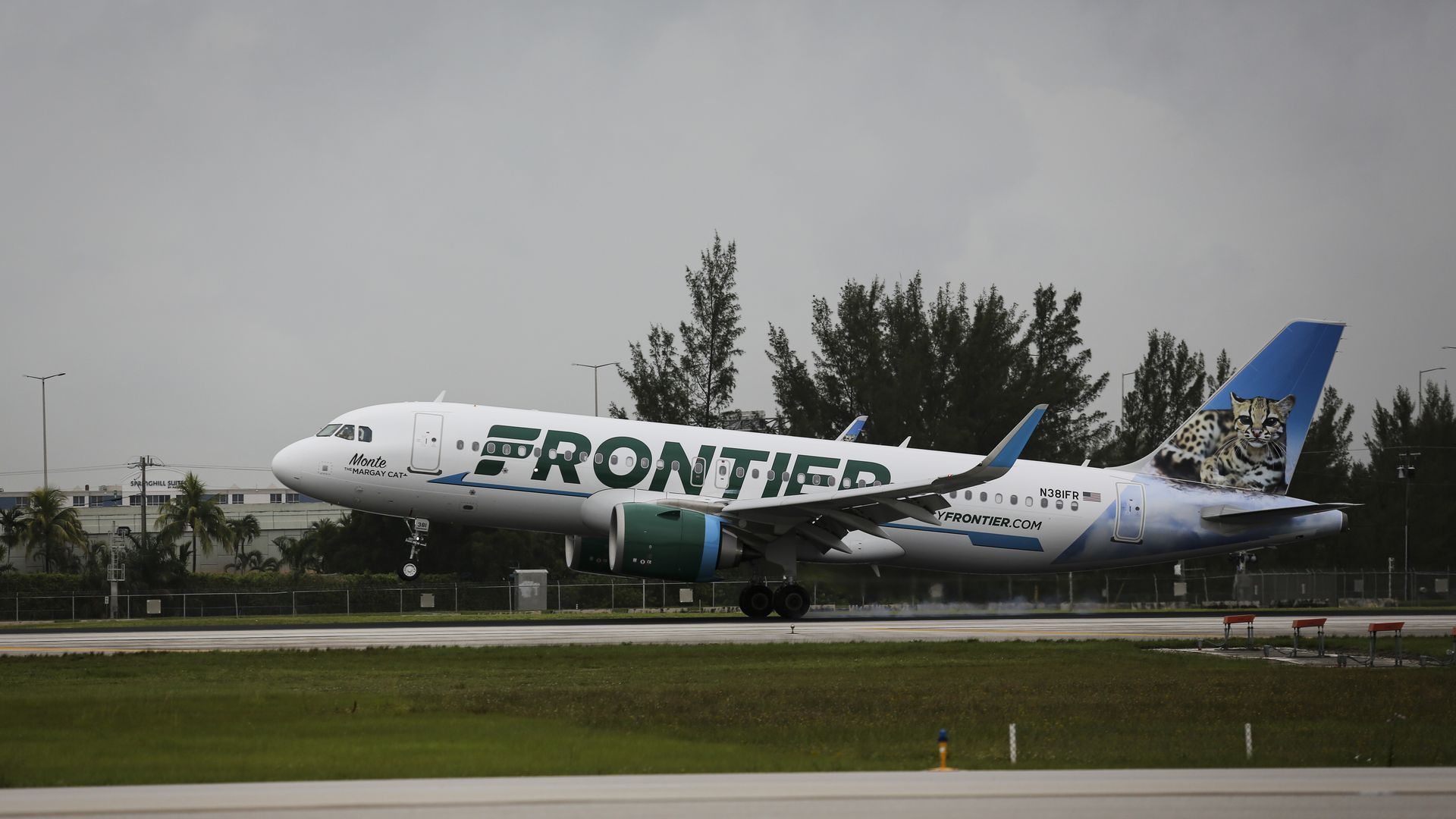 frontier airline plane