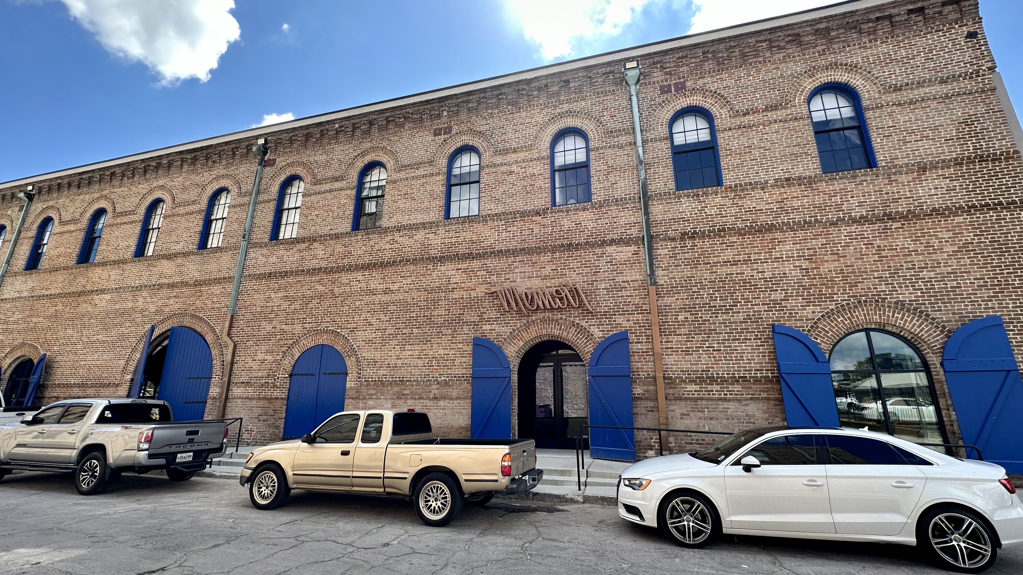 Image shows the exterior of Memoir in New Orleans.