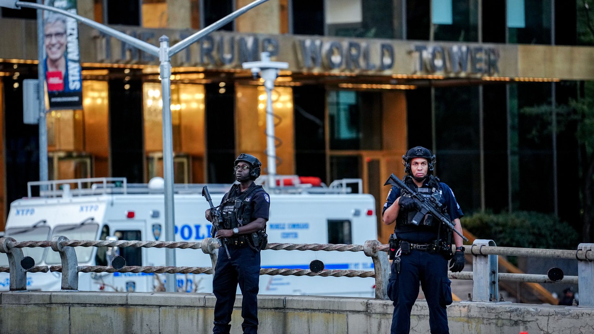  Heavily armed police officers stand on the street in front of "The Trump World Tower" and the United Nations building. The General Debate of the UN General Assembly will take place here from September 23, 2025. Photo: Kay Nietfeld/picture alliance via Getty Images.
