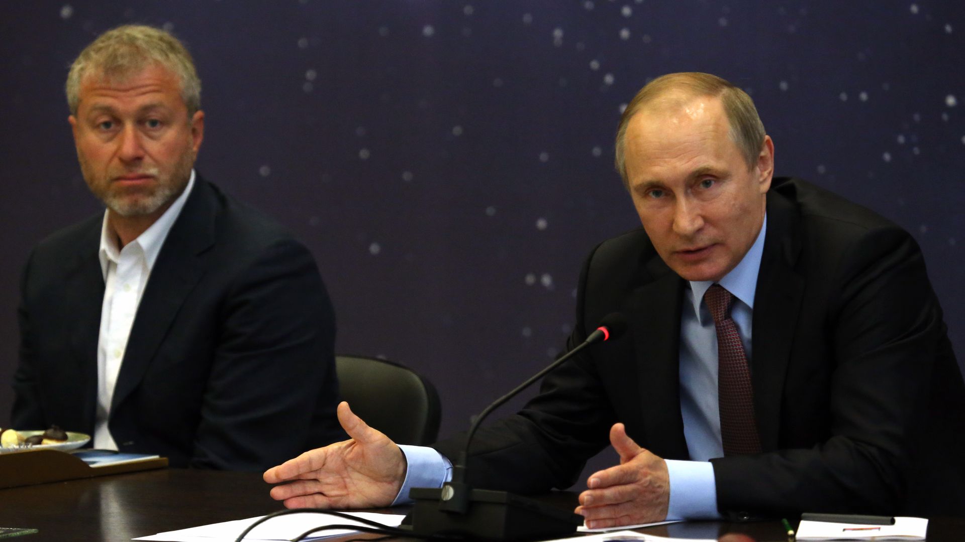  Russian President Vladimir Putin (R) speaks as billionaire and businessman Roman Abramovich (L) looks on