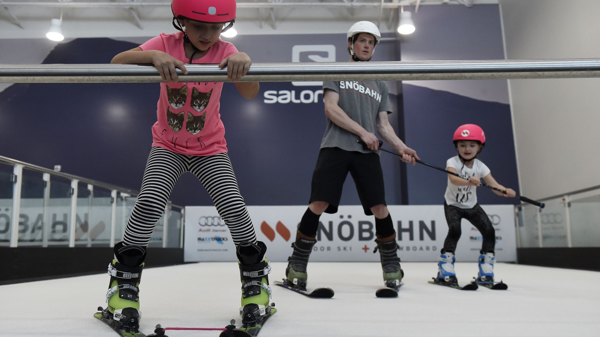 Maya Delatorre, 6, uses a bar to balance herself during a ski lesson at Snöbahn. Photo: Seth McConnell/The Denver Post via Getty Images