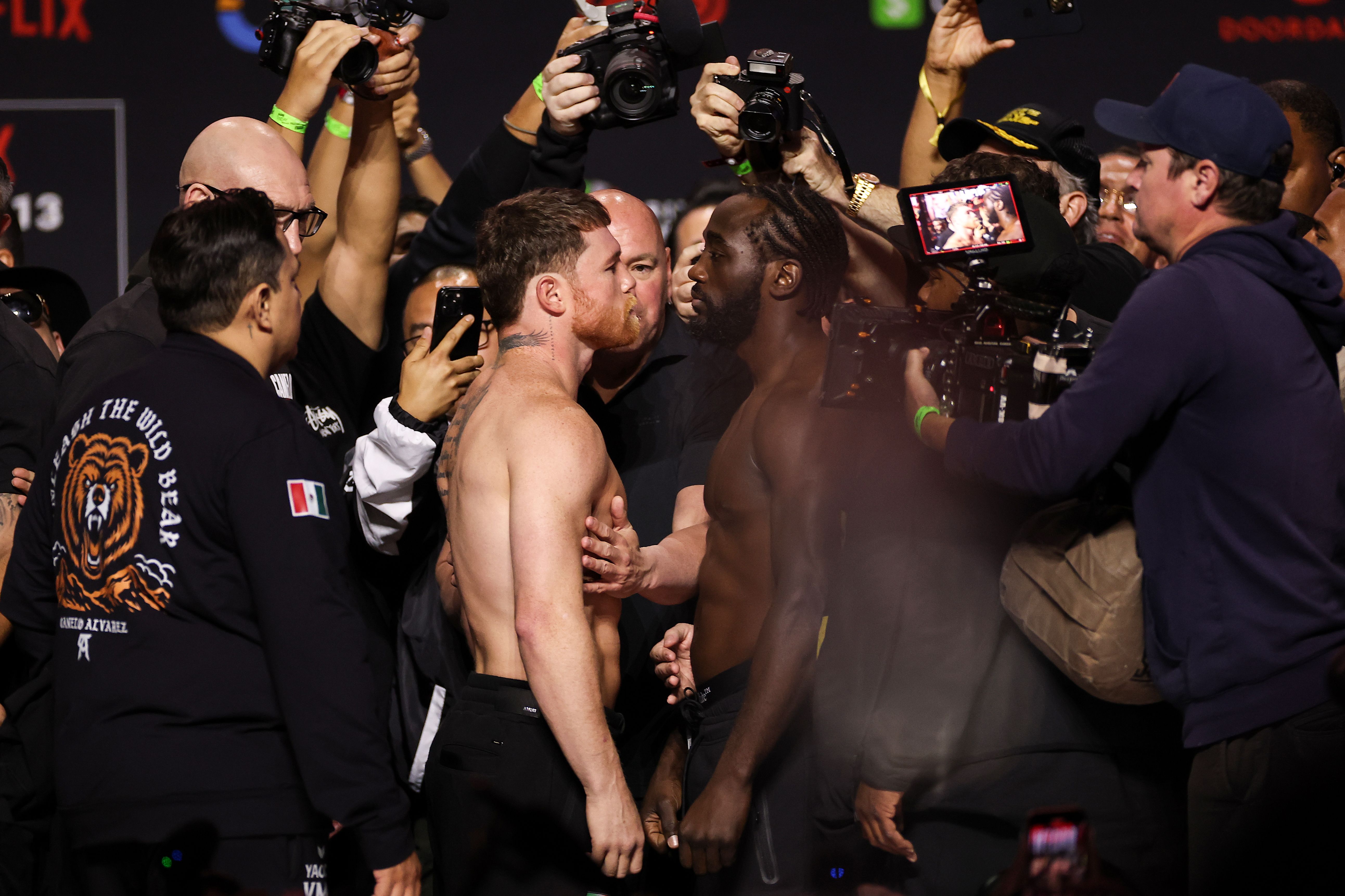 Alvarez and Crawford face each other