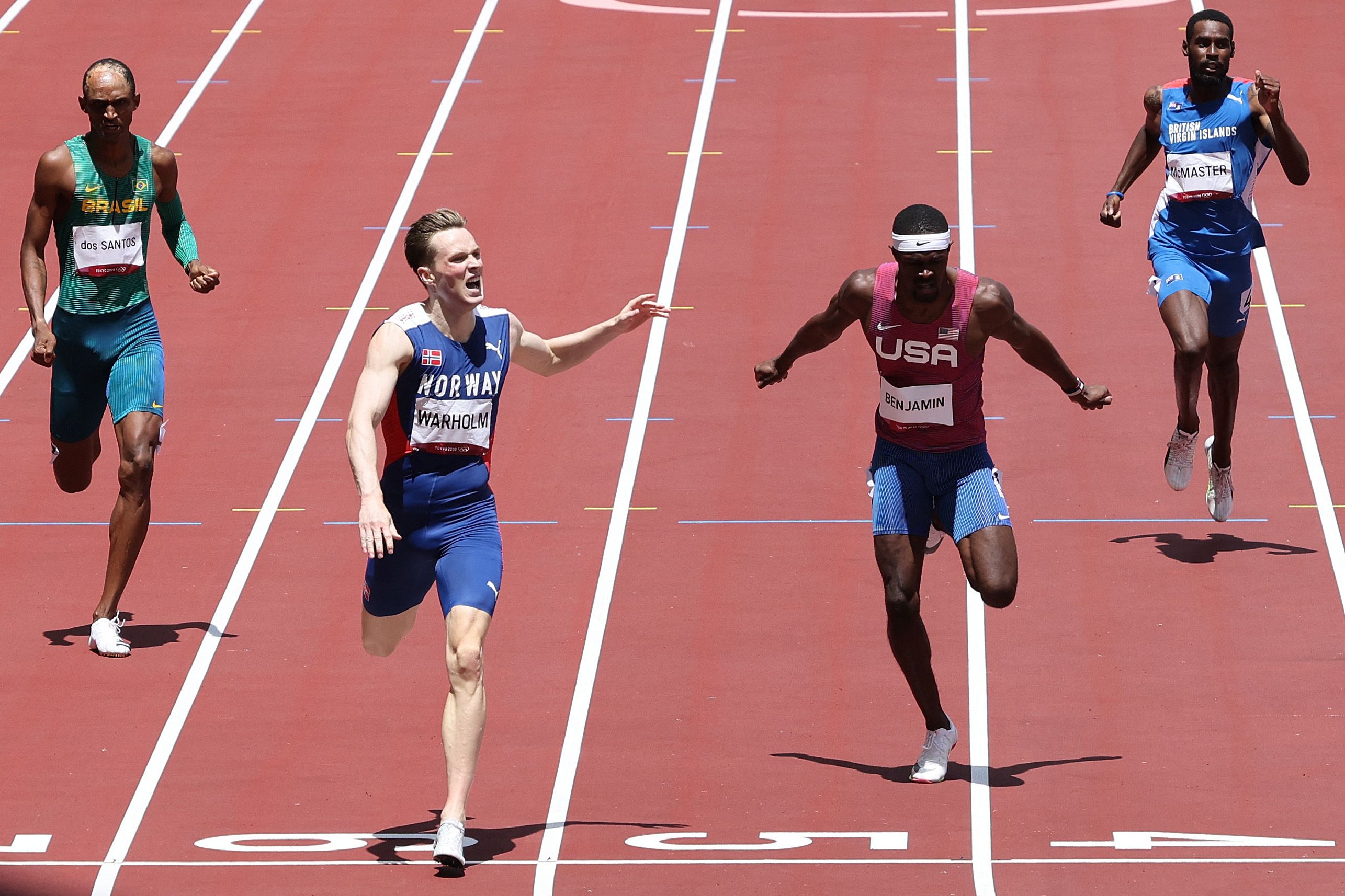  Norway's Karsten Warholm (2L) crosses the finish to win and break the world record ahead of second-placed USA's Rai Benjamin (2R) in the men's 400m hurdles