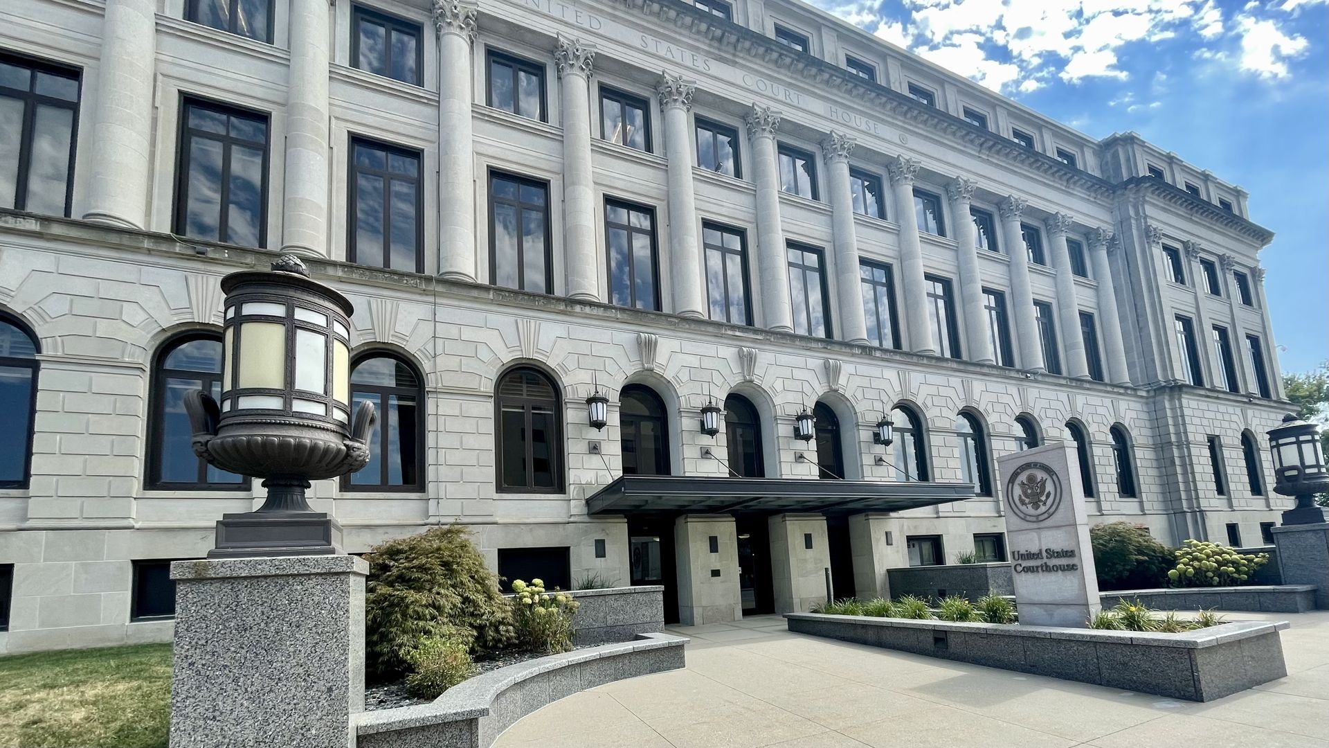 A photo of the federal courthouse in Des Moines.