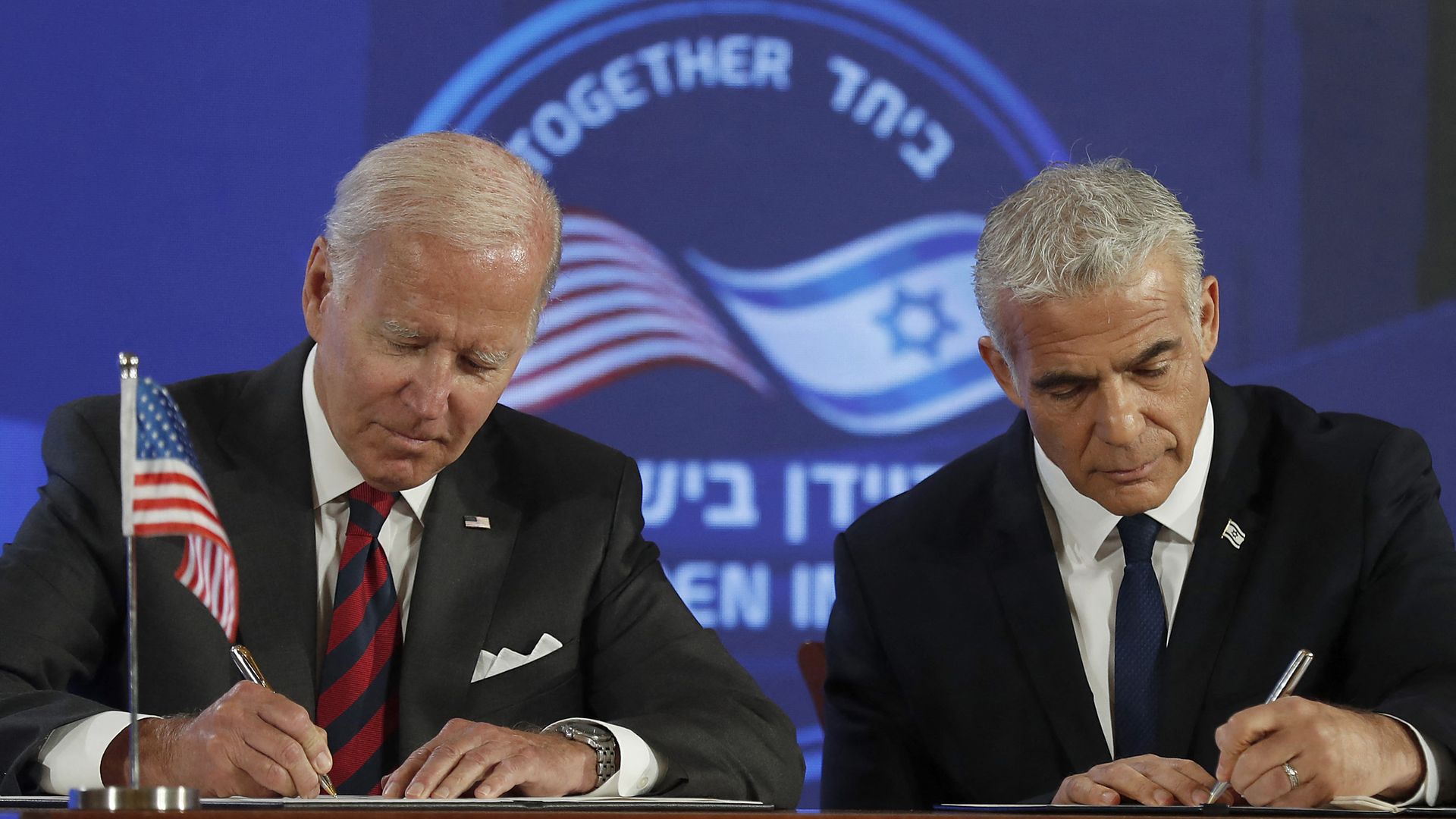 US President Joe Biden (L) and Israel's caretaker Prime Minister Yair Lapid