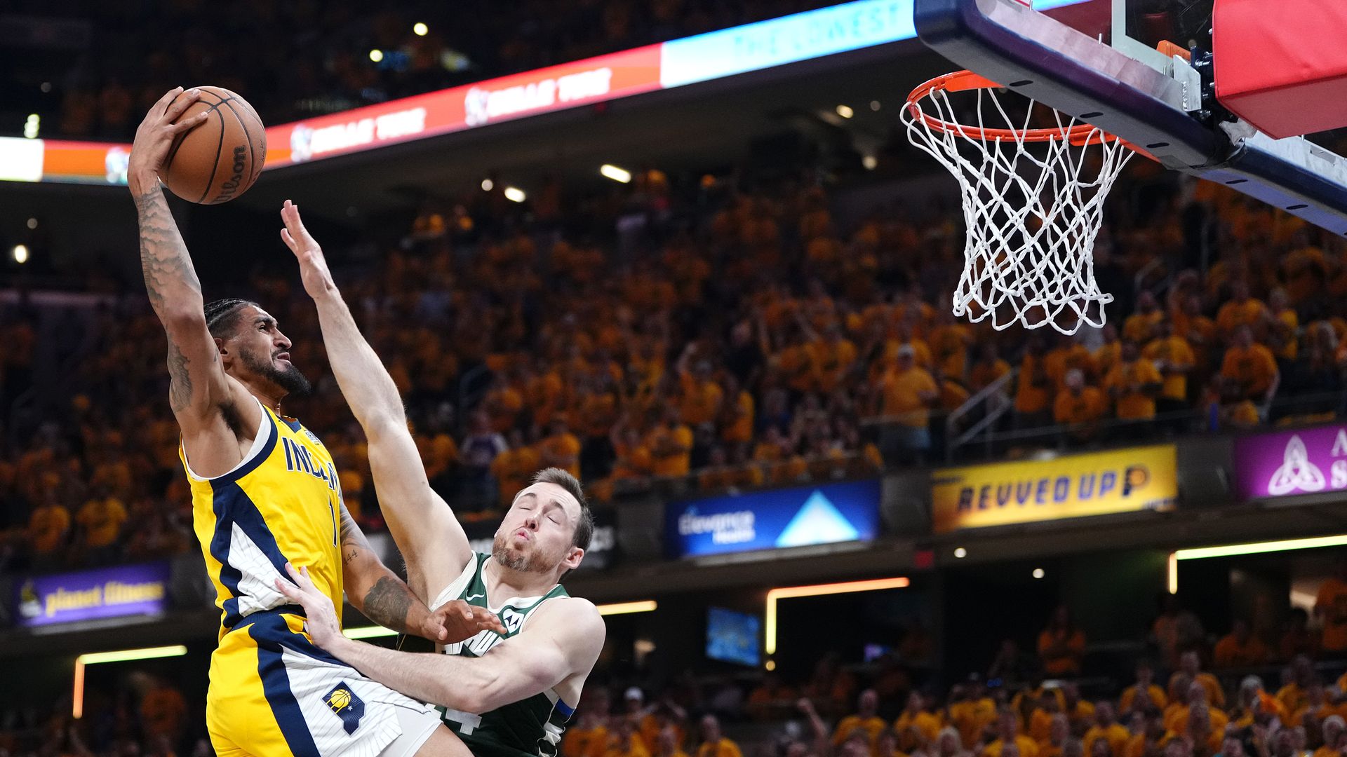 Obi Toppin of the Pacers dunks