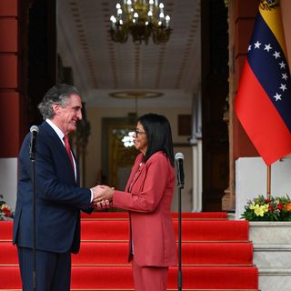 Scoop: Trump officials broker massive U.S.-Venezuela gold deal