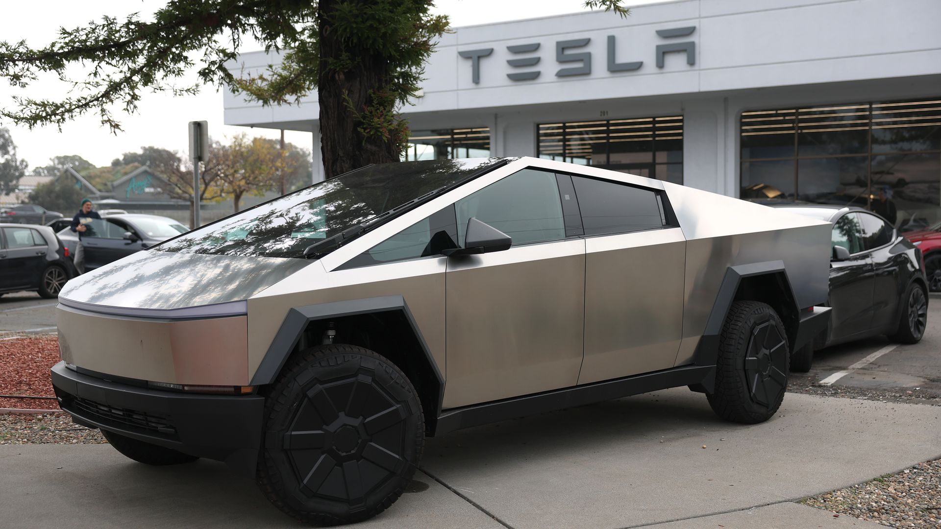 A Tesla cybertruck.