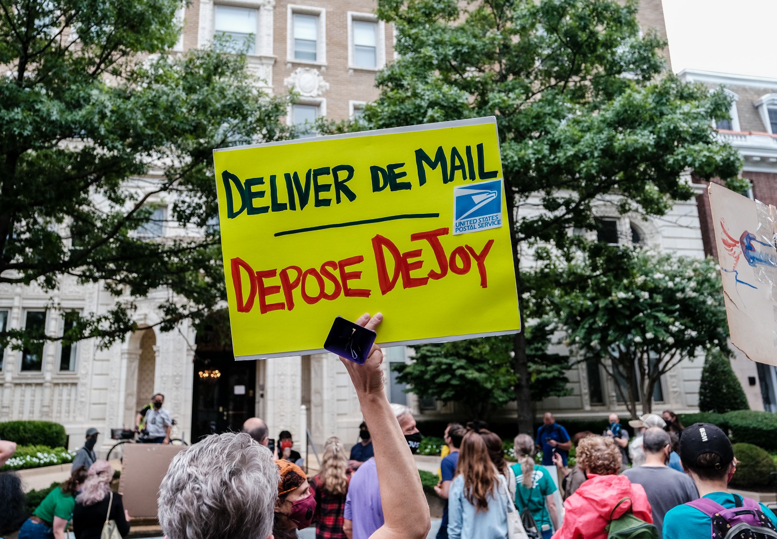 A sign saying "deliver de mail depose dejoy"