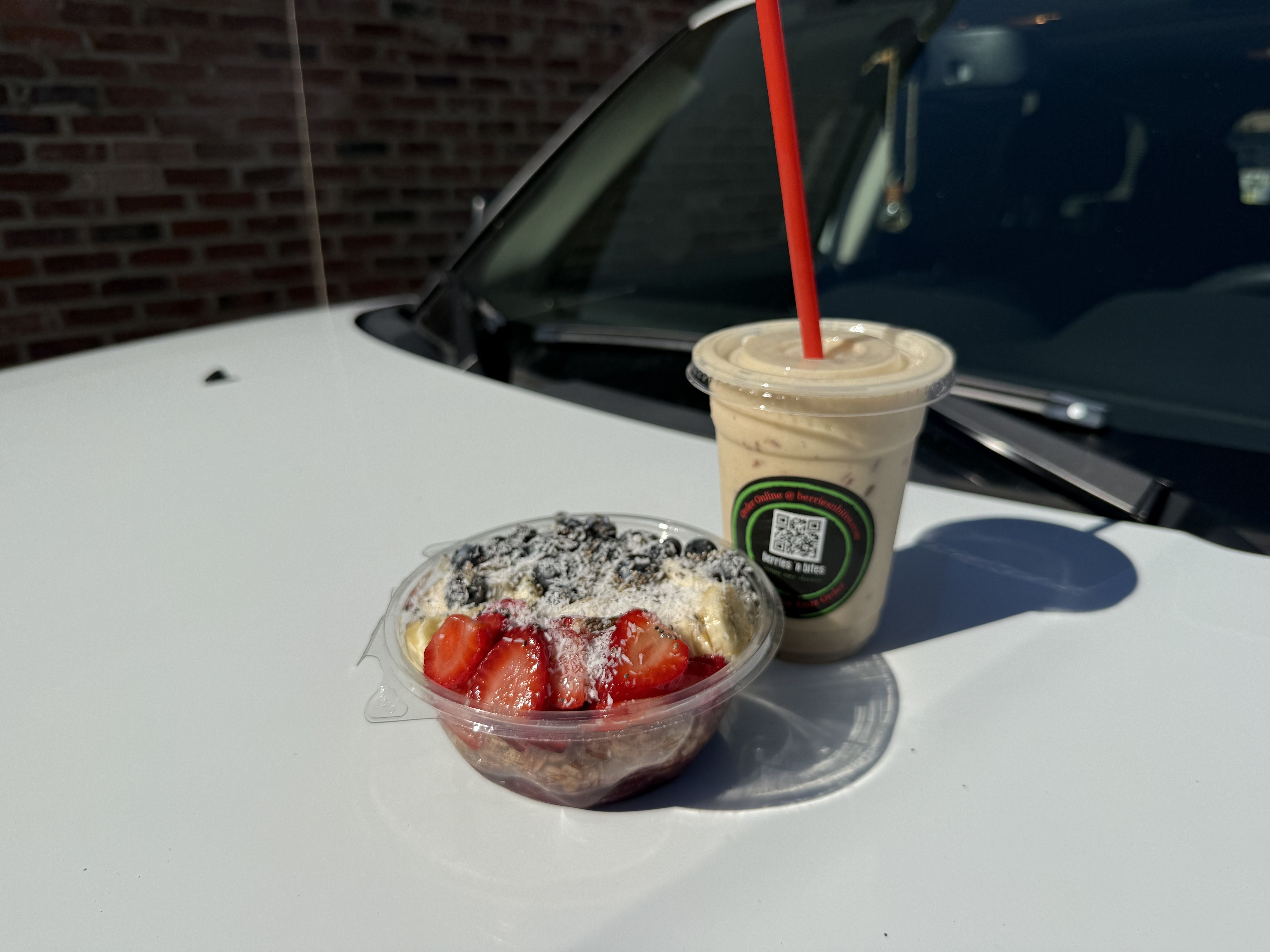 smoothie and açaí bowl