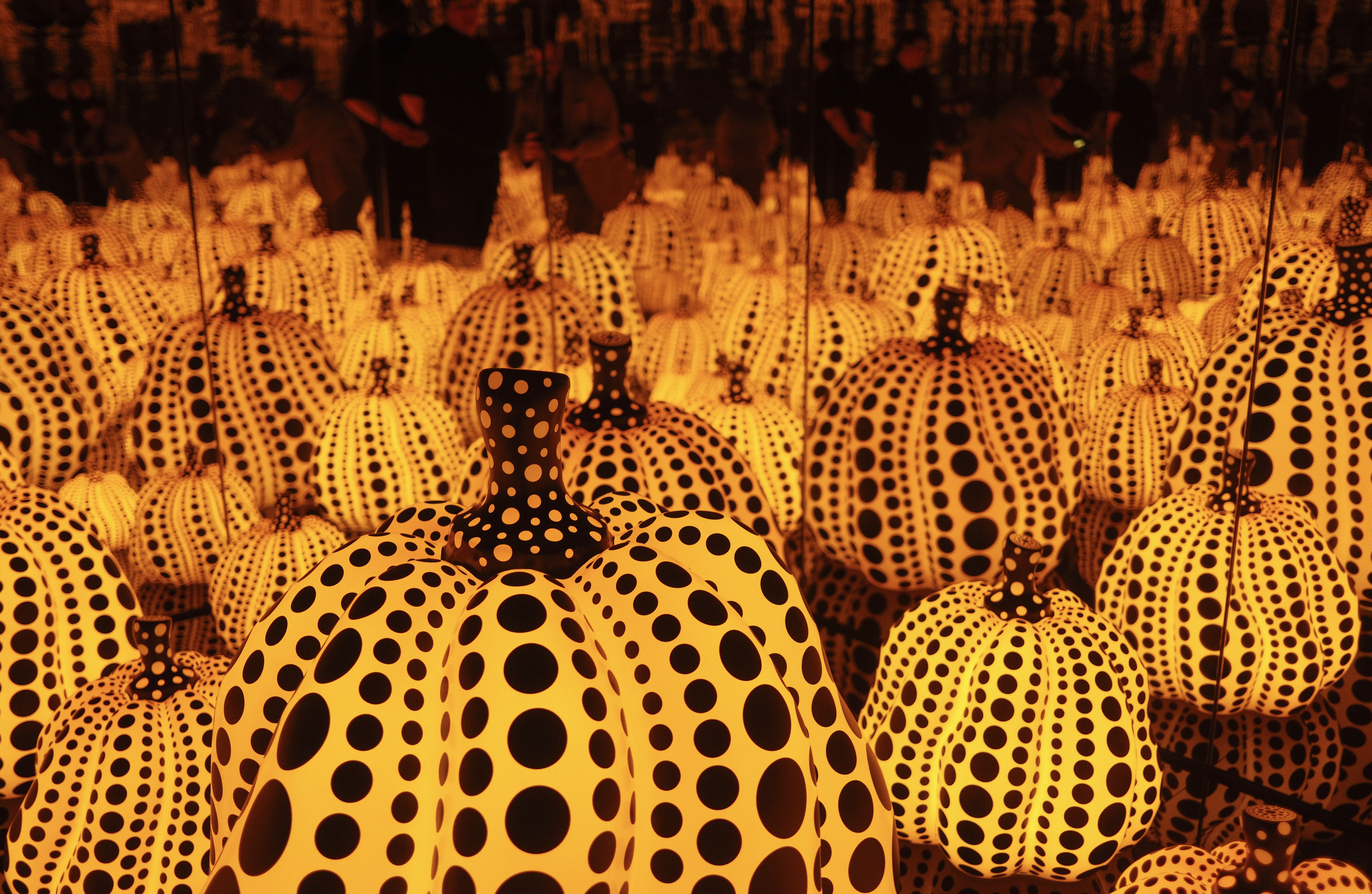 Yayoi Kusama's mirrored room of pumpkins return to Dallas Museum