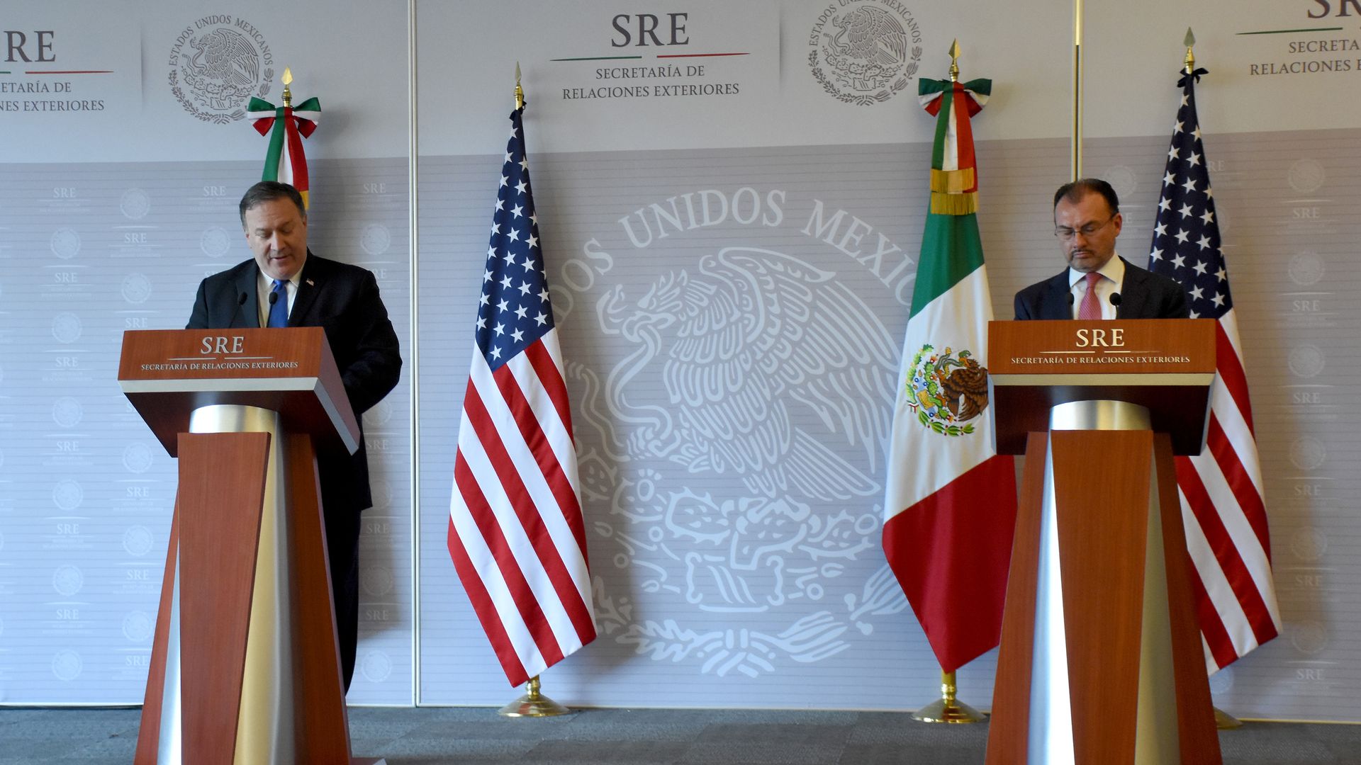 Pompeo and Pena Nieto behind two podiums with Mexican and American flags