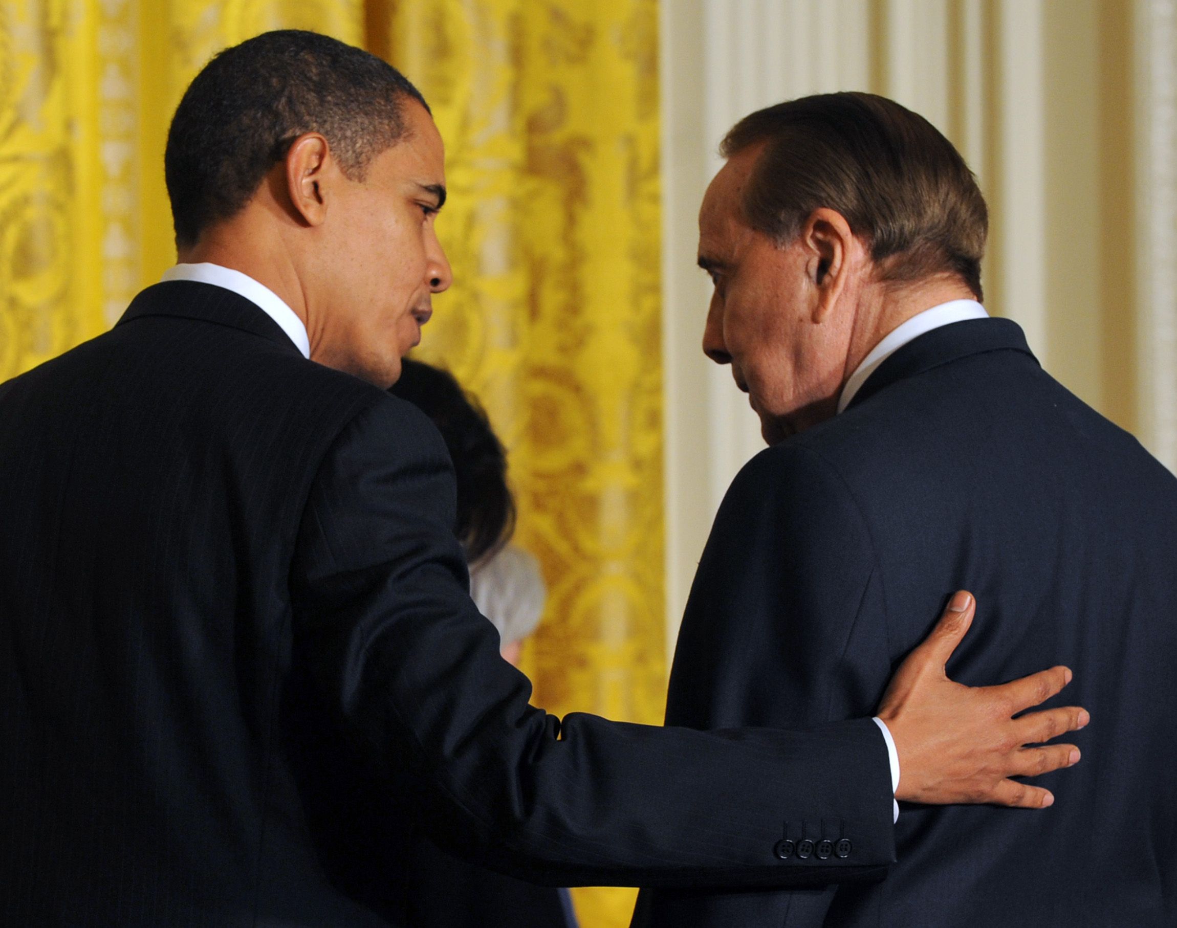 Obama chats with Dole